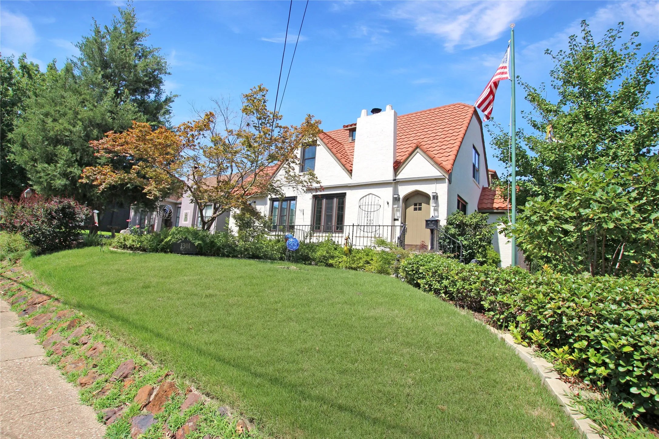 Single Family Residence For Sale in Smith County , 1301 Chilton Avenue, Tyler, Texas 75701, 5 Bedroom, 3 Bathroom, 2 Garage spaces, 3,900 Sqft, built in 1930, mls#21266344, Real Estate Agent in Tyler, Homes For Sale in Smith county, Homes For Sale in Tyler, Realtor in Tyler Texas, Real Estate Brokerage Independent Realty Texas, Luminita Cordes Realtor