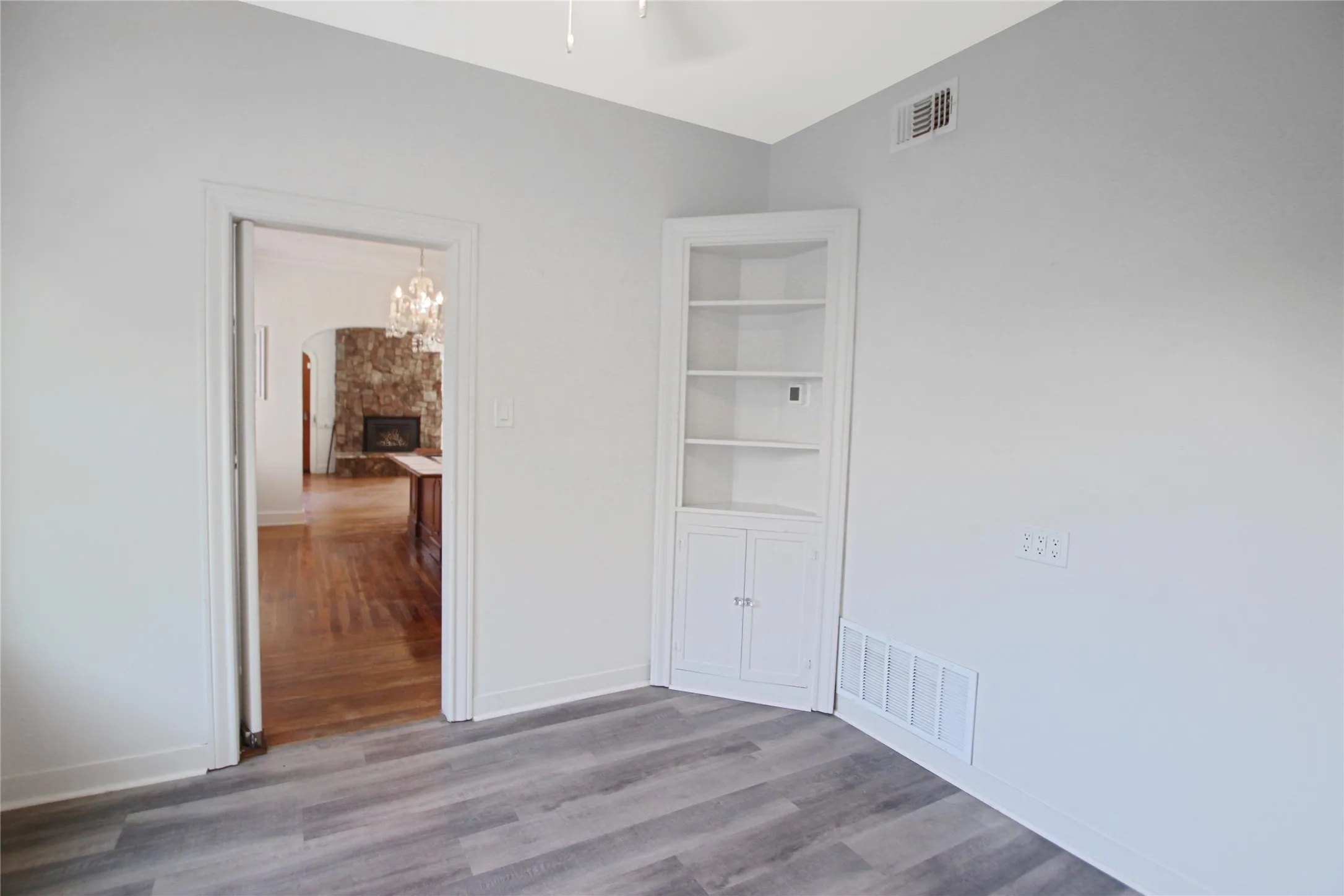 Single Family Residence For Sale in Smith County , 1301 Chilton Avenue, Tyler, Texas 75701, 5 Bedroom, 3 Bathroom, 2 Garage spaces, 3,900 Sqft, built in 1930, mls#21266344, Real Estate Agent in Tyler, Homes For Sale in Smith county, Homes For Sale in Tyler, Realtor in Tyler Texas, Real Estate Brokerage Independent Realty Texas, Luminita Cordes Realtor