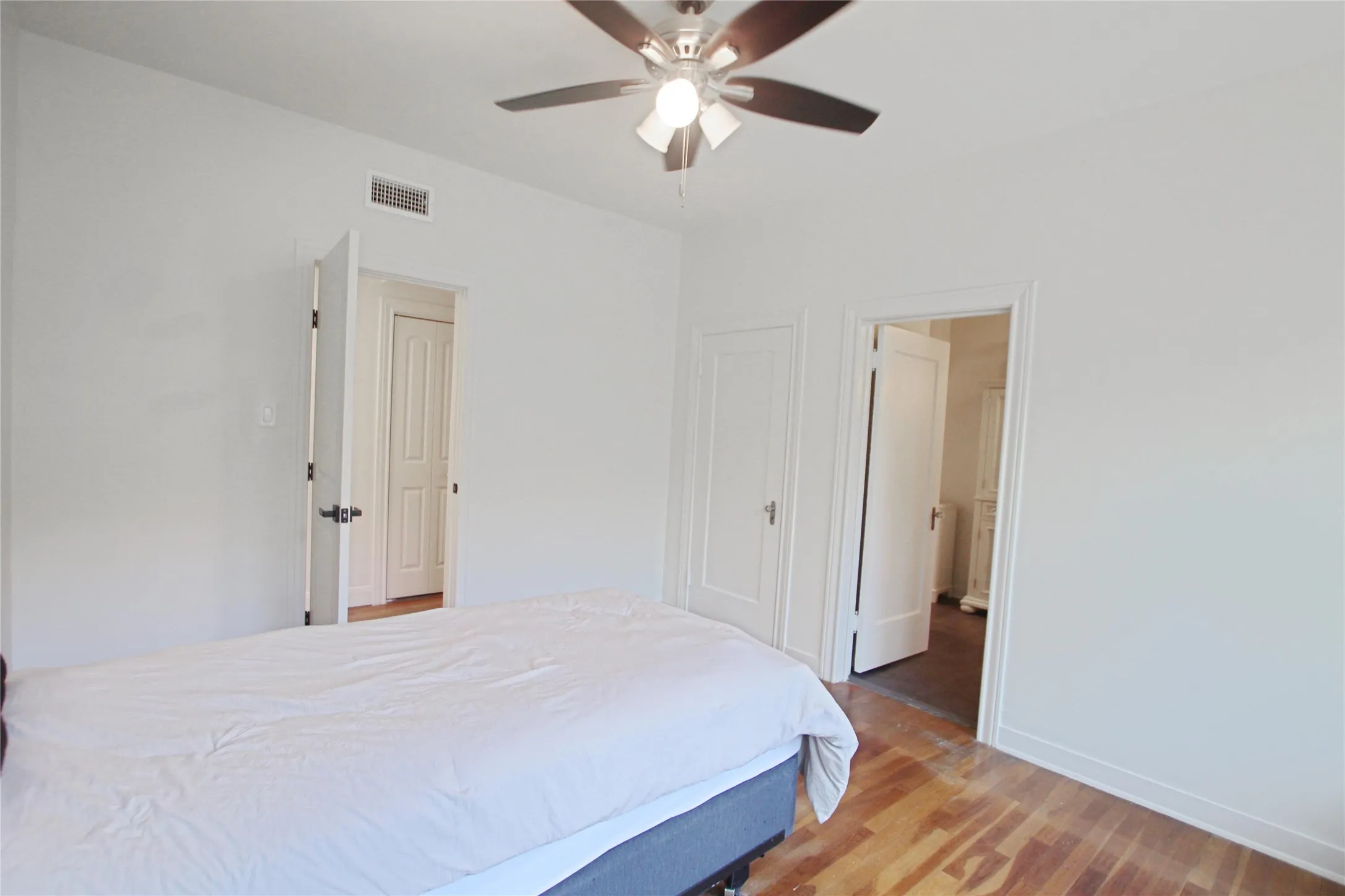 Single Family Residence For Sale in Smith County , 1301 Chilton Avenue, Tyler, Texas 75701, 5 Bedroom, 3 Bathroom, 2 Garage spaces, 3,900 Sqft, built in 1930, mls#21266344, Real Estate Agent in Tyler, Homes For Sale in Smith county, Homes For Sale in Tyler, Realtor in Tyler Texas, Real Estate Brokerage Independent Realty Texas, Luminita Cordes Realtor
