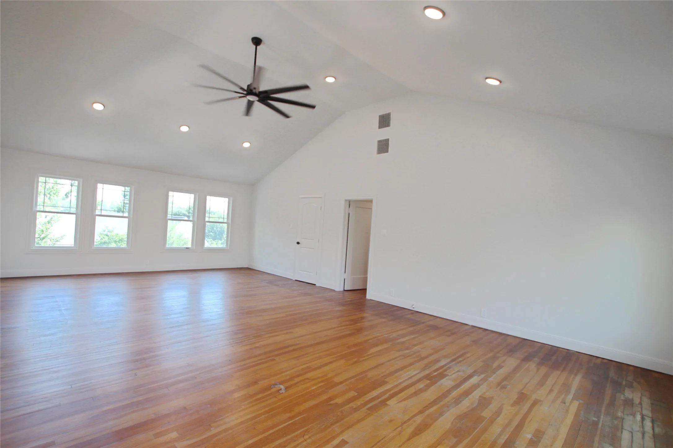 Single Family Residence For Sale in Smith County , 1301 Chilton Avenue, Tyler, Texas 75701, 5 Bedroom, 3 Bathroom, 2 Garage spaces, 3,900 Sqft, built in 1930, mls#21266344, Real Estate Agent in Tyler, Homes For Sale in Smith county, Homes For Sale in Tyler, Realtor in Tyler Texas, Real Estate Brokerage Independent Realty Texas, Luminita Cordes Realtor