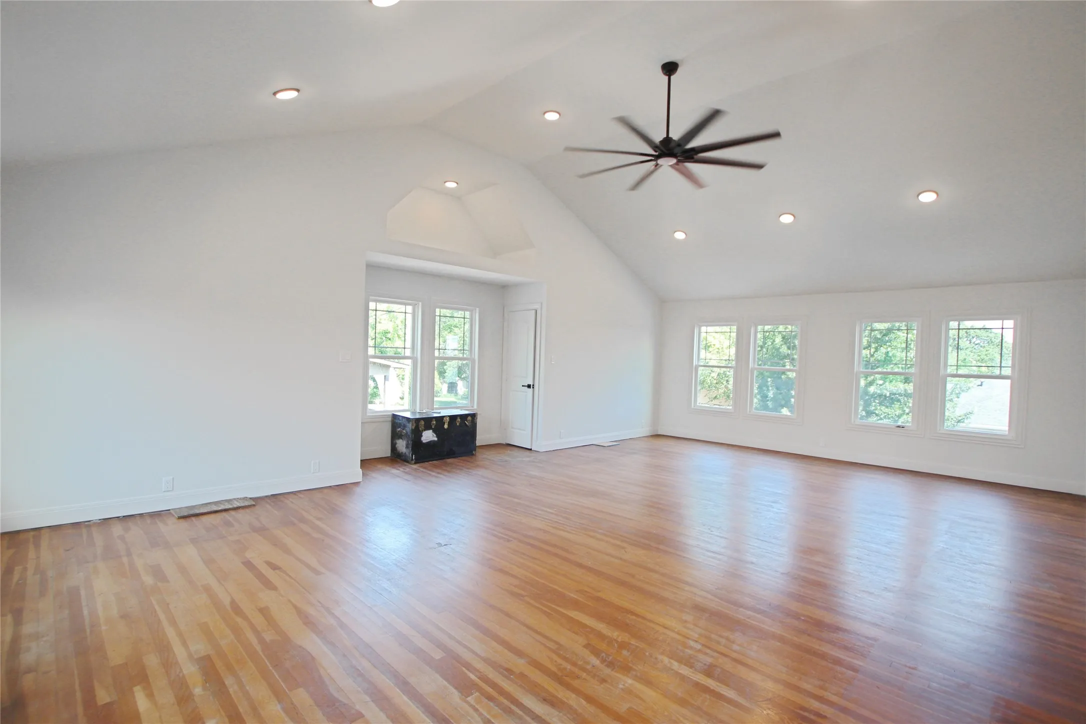 Single Family Residence For Sale in Smith County , 1301 Chilton Avenue, Tyler, Texas 75701, 5 Bedroom, 3 Bathroom, 2 Garage spaces, 3,900 Sqft, built in 1930, mls#21266344, Real Estate Agent in Tyler, Homes For Sale in Smith county, Homes For Sale in Tyler, Realtor in Tyler Texas, Real Estate Brokerage Independent Realty Texas, Luminita Cordes Realtor