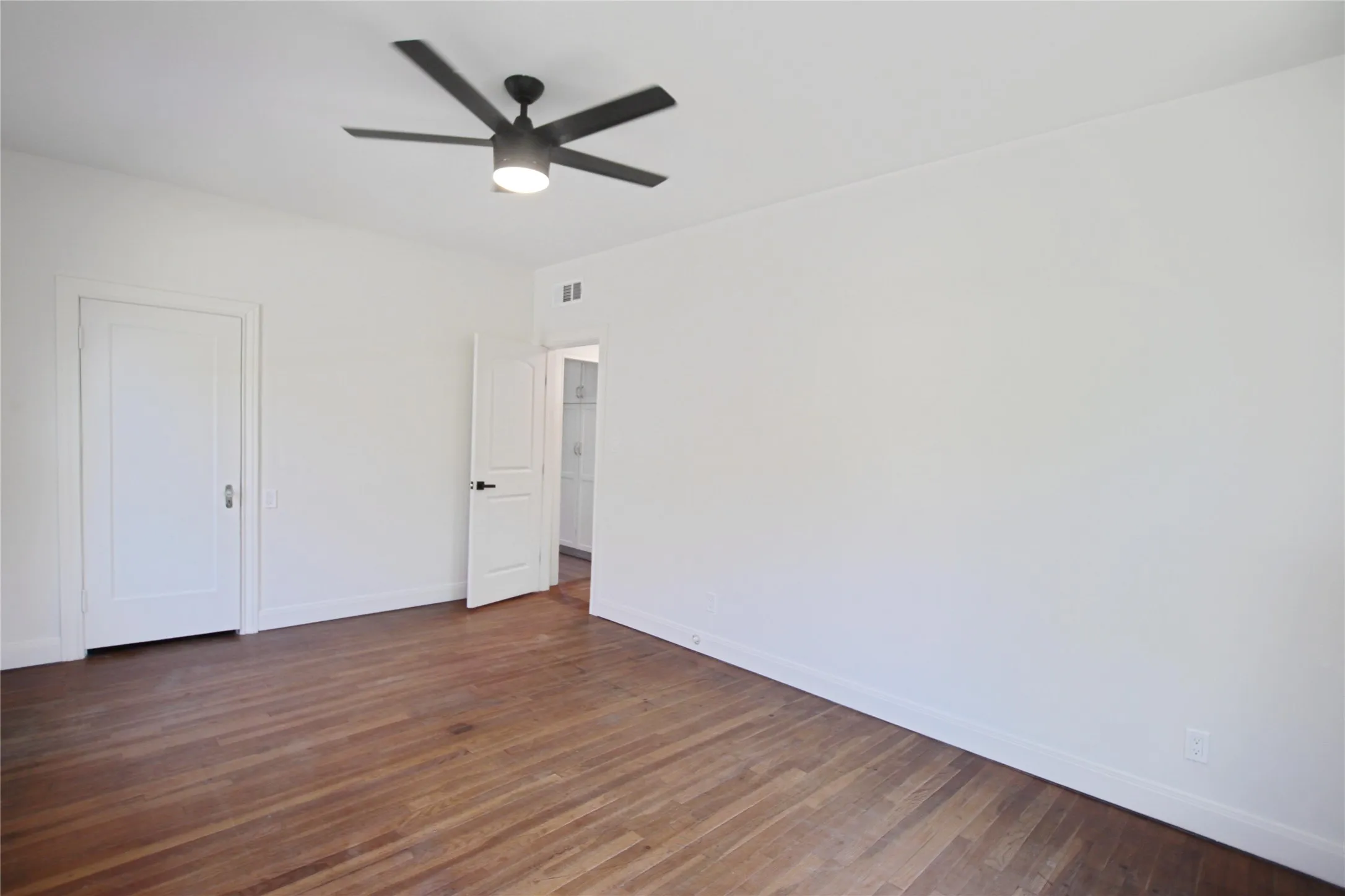 Single Family Residence For Sale in Smith County , 1301 Chilton Avenue, Tyler, Texas 75701, 5 Bedroom, 3 Bathroom, 2 Garage spaces, 3,900 Sqft, built in 1930, mls#21266344, Real Estate Agent in Tyler, Homes For Sale in Smith county, Homes For Sale in Tyler, Realtor in Tyler Texas, Real Estate Brokerage Independent Realty Texas, Luminita Cordes Realtor