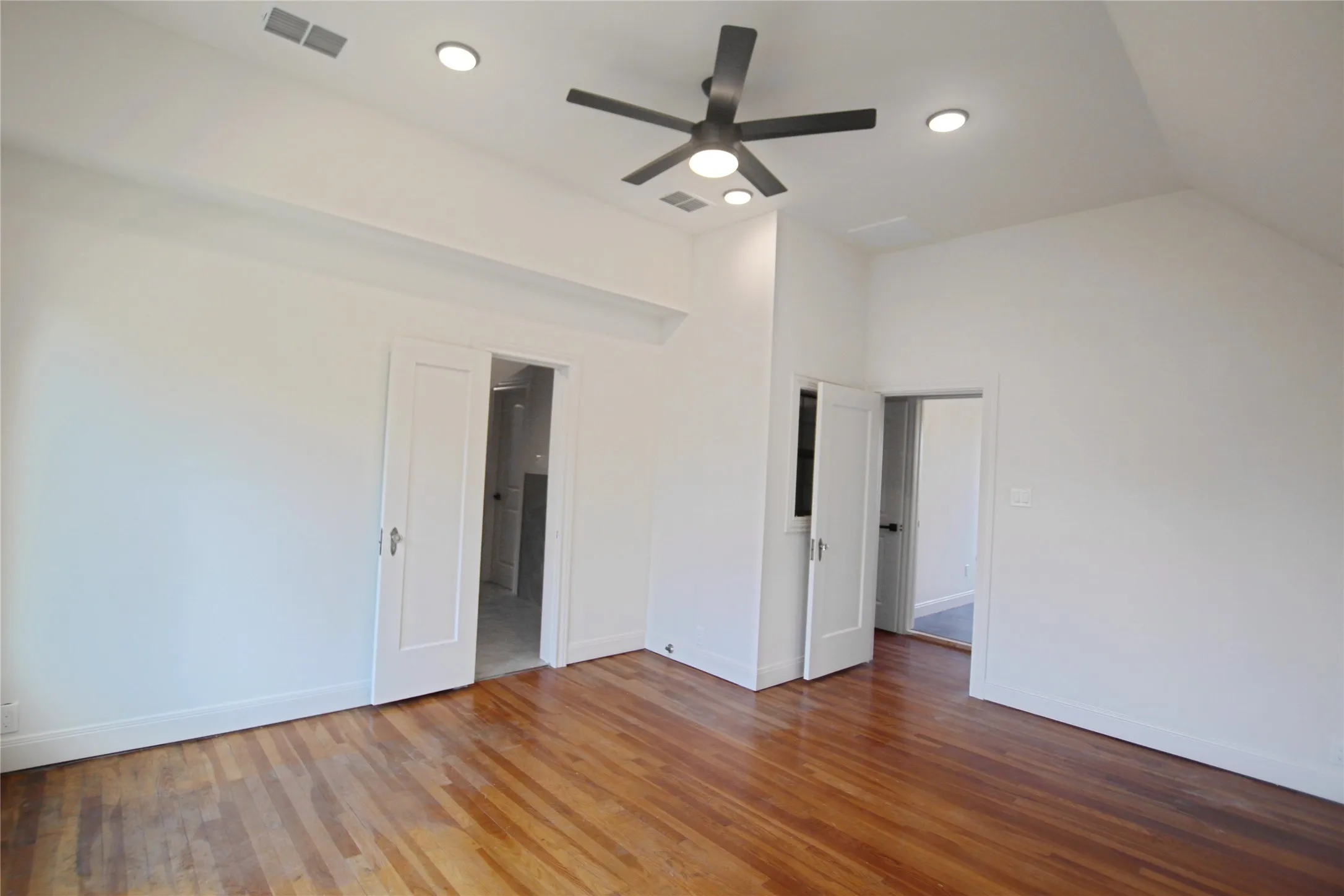 Single Family Residence For Sale in Smith County , 1301 Chilton Avenue, Tyler, Texas 75701, 5 Bedroom, 3 Bathroom, 2 Garage spaces, 3,900 Sqft, built in 1930, mls#21266344, Real Estate Agent in Tyler, Homes For Sale in Smith county, Homes For Sale in Tyler, Realtor in Tyler Texas, Real Estate Brokerage Independent Realty Texas, Luminita Cordes Realtor