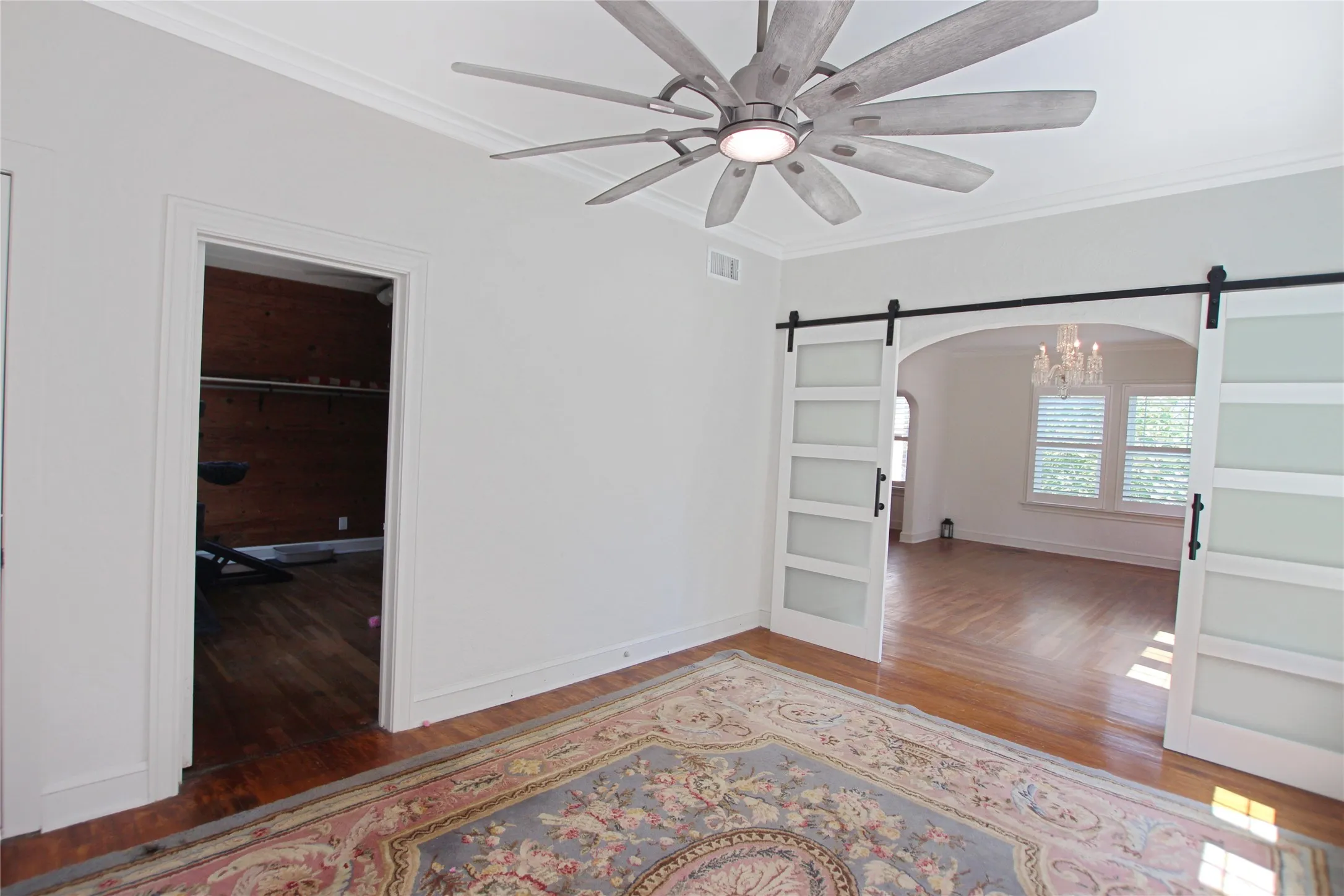 Single Family Residence For Sale in Smith County , 1301 Chilton Avenue, Tyler, Texas 75701, 5 Bedroom, 3 Bathroom, 2 Garage spaces, 3,900 Sqft, built in 1930, mls#21266344, Real Estate Agent in Tyler, Homes For Sale in Smith county, Homes For Sale in Tyler, Realtor in Tyler Texas, Real Estate Brokerage Independent Realty Texas, Luminita Cordes Realtor