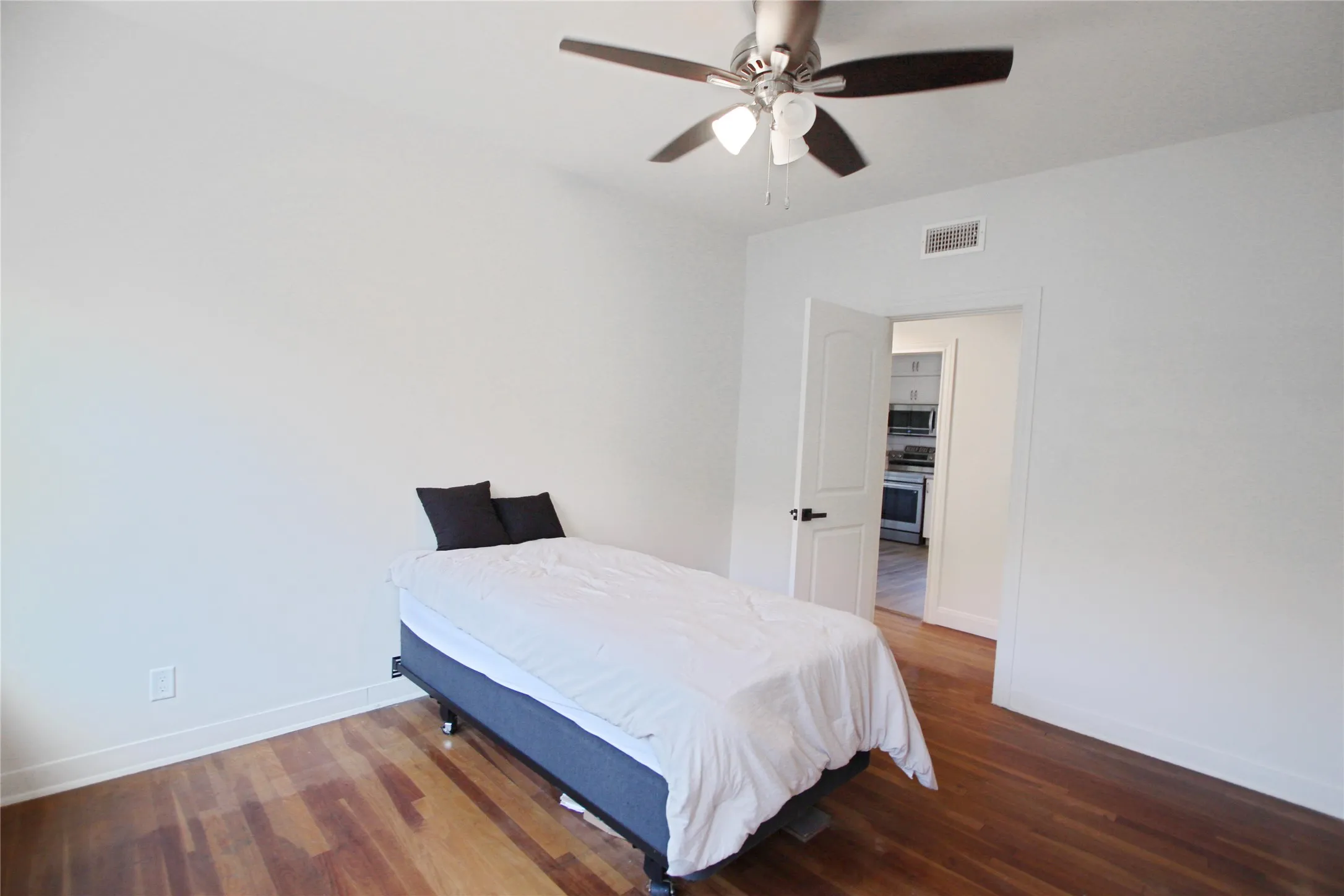 Single Family Residence For Sale in Smith County , 1301 Chilton Avenue, Tyler, Texas 75701, 5 Bedroom, 3 Bathroom, 2 Garage spaces, 3,900 Sqft, built in 1930, mls#21266344, Real Estate Agent in Tyler, Homes For Sale in Smith county, Homes For Sale in Tyler, Realtor in Tyler Texas, Real Estate Brokerage Independent Realty Texas, Luminita Cordes Realtor