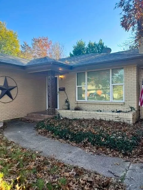 Single Family Residence For Sale in Tarrant County , 1204 W Lilly Lane, Arlington, Texas 76013, 3 Bedrooms, 2 Bathrooms, 2 Garage spaces, 1,557 Sqft, built in 1955, Price $285,000, mls#21266363, Real Estate Agent in Arlington, Homes For Sale in Tarrant county, Homes For Sale in Arlington, Realtor in Arlington Texas, Real Estate Brokerage Independent Realty Texas, Luminita Cordes Realtor