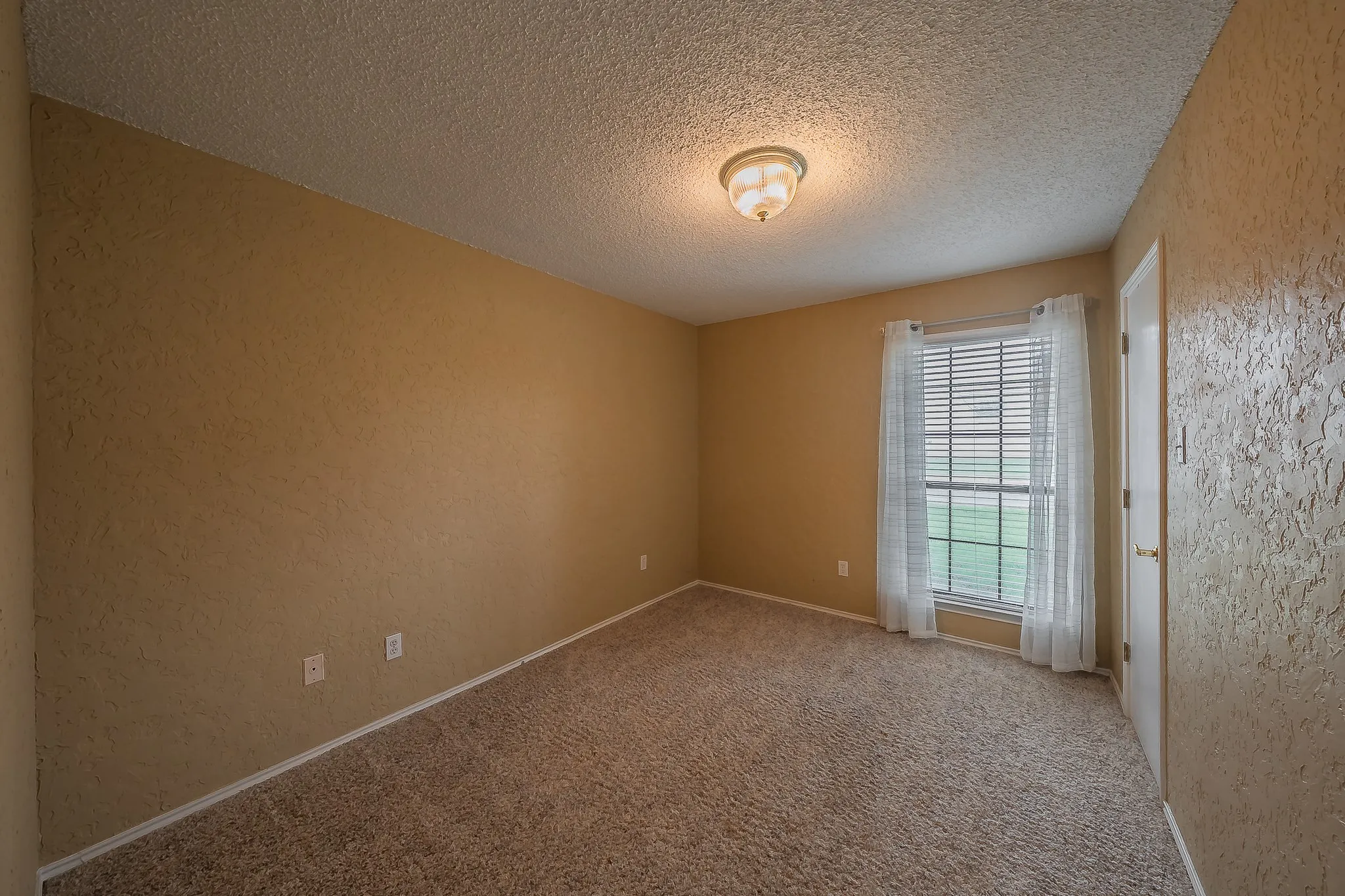 Single Family Residence For Sale in Dallas County , 536 N Briery Road, Irving, Texas 75061, 2 Bedroom, 2 Bathroom, Garage spaces, 1,669 Sqft, built in 1991, mls#21265755, Real Estate Agent in Irving, Homes For Sale in Dallas county, Homes For Sale in Irving, Realtor in Irving Texas, Real Estate Brokerage Independent Realty Texas, Luminita Cordes Realtor