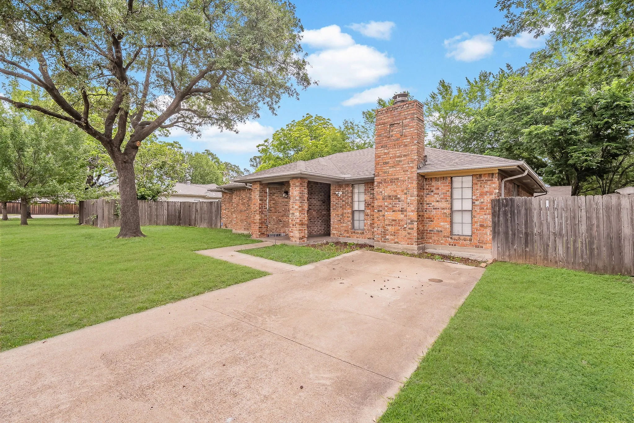 Single Family Residence For Sale in Dallas County , 536 N Briery Road, Irving, Texas 75061, 2 Bedroom, 2 Bathroom, Garage spaces, 1,669 Sqft, built in 1991, mls#21265755, Real Estate Agent in Irving, Homes For Sale in Dallas county, Homes For Sale in Irving, Realtor in Irving Texas, Real Estate Brokerage Independent Realty Texas, Luminita Cordes Realtor