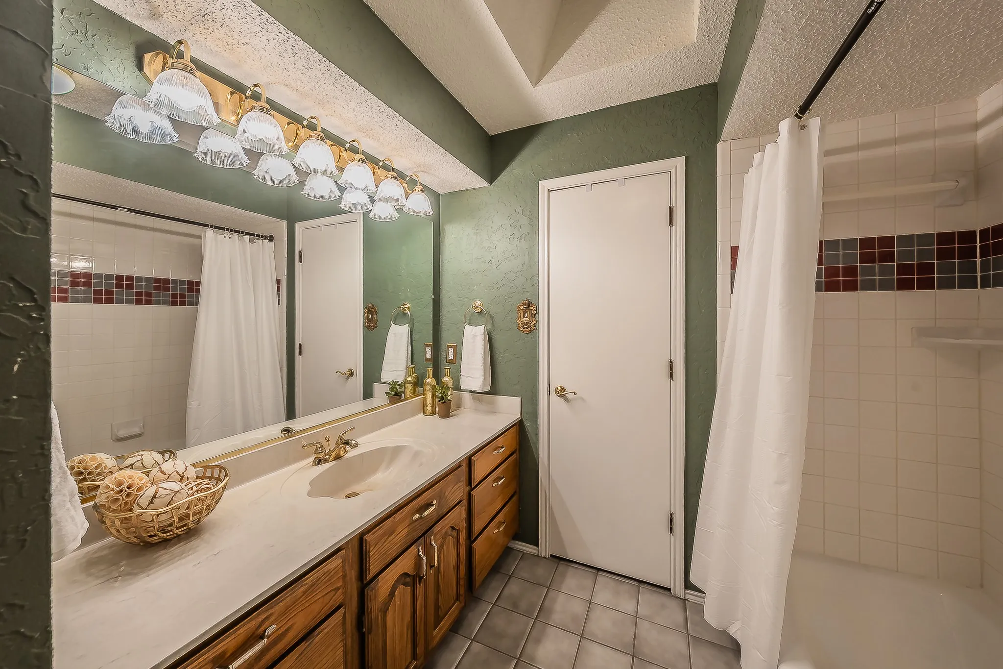 Single Family Residence For Sale in Dallas County , 536 N Briery Road, Irving, Texas 75061, 2 Bedroom, 2 Bathroom, Garage spaces, 1,669 Sqft, built in 1991, mls#21265755, Real Estate Agent in Irving, Homes For Sale in Dallas county, Homes For Sale in Irving, Realtor in Irving Texas, Real Estate Brokerage Independent Realty Texas, Luminita Cordes Realtor