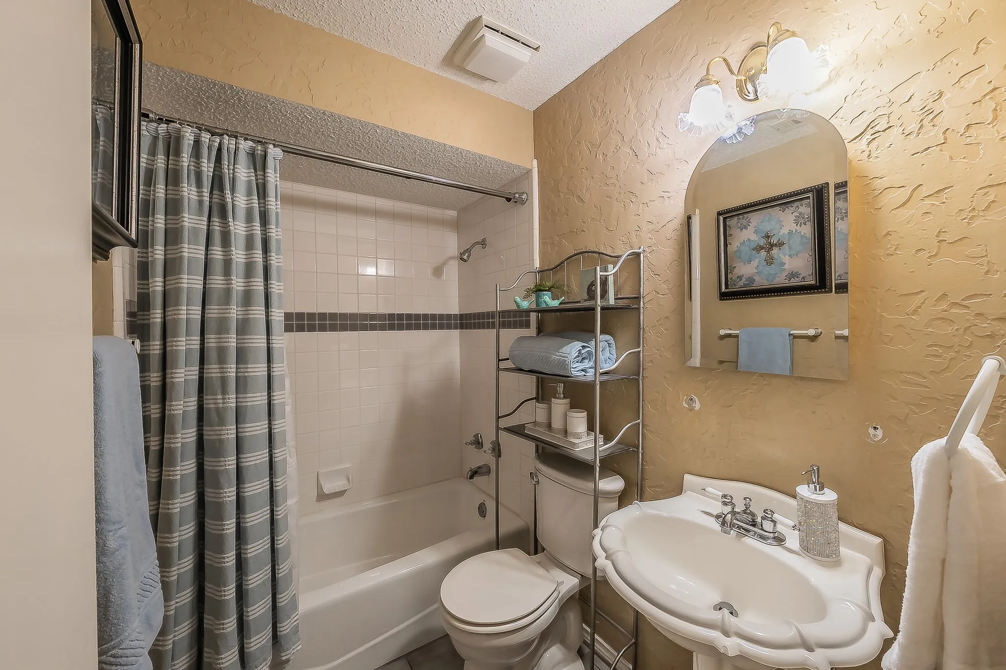 Single Family Residence For Sale in Dallas County , 536 N Briery Road, Irving, Texas 75061, 2 Bedroom, 2 Bathroom, Garage spaces, 1,669 Sqft, built in 1991, mls#21265755, Real Estate Agent in Irving, Homes For Sale in Dallas county, Homes For Sale in Irving, Realtor in Irving Texas, Real Estate Brokerage Independent Realty Texas, Luminita Cordes Realtor