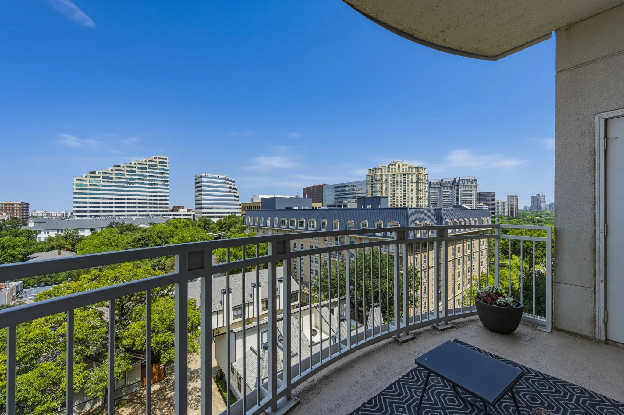 Condominium For Sale in Dallas County , 3225 Turtle Creek Boulevard 828, Dallas, Texas 75219, 1 Bedroom, 1 Bathroom, 1 Garage spaces, 832 Sqft, built in 1998, mls#21262936, Real Estate Agent in Dallas, Homes For Sale in Dallas county, Homes For Sale in Dallas, Realtor in Dallas Texas, Real Estate Brokerage Independent Realty Texas, Luminita Cordes Realtor