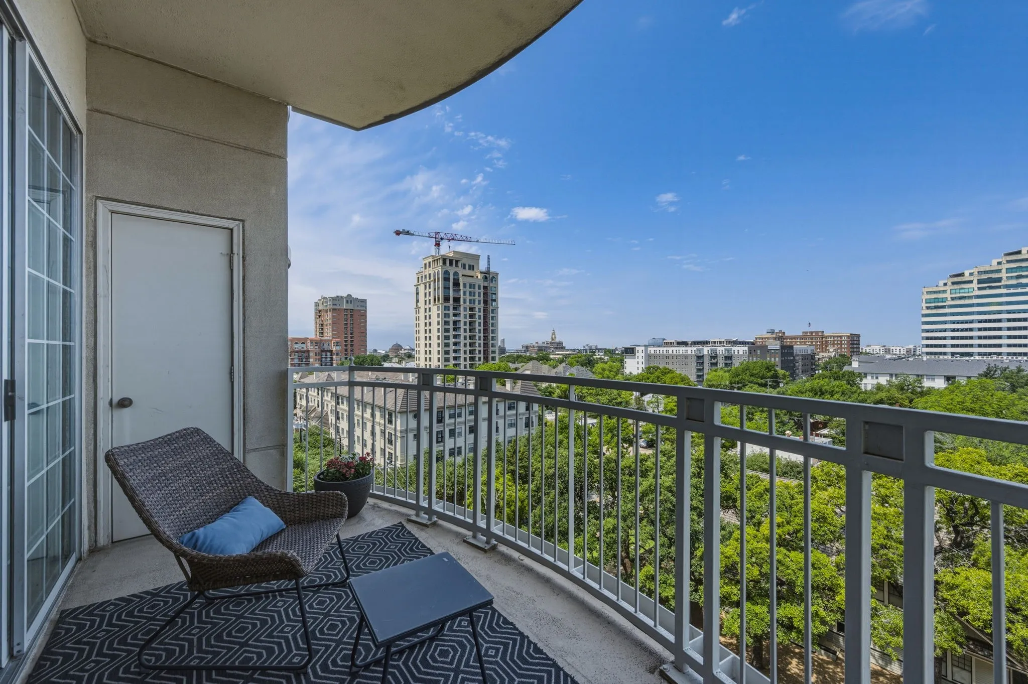 Condominium For Sale in Dallas County , 3225 Turtle Creek Boulevard 828, Dallas, Texas 75219, 1 Bedroom, 1 Bathroom, 1 Garage spaces, 832 Sqft, built in 1998, mls#21262936, Real Estate Agent in Dallas, Homes For Sale in Dallas county, Homes For Sale in Dallas, Realtor in Dallas Texas, Real Estate Brokerage Independent Realty Texas, Luminita Cordes Realtor