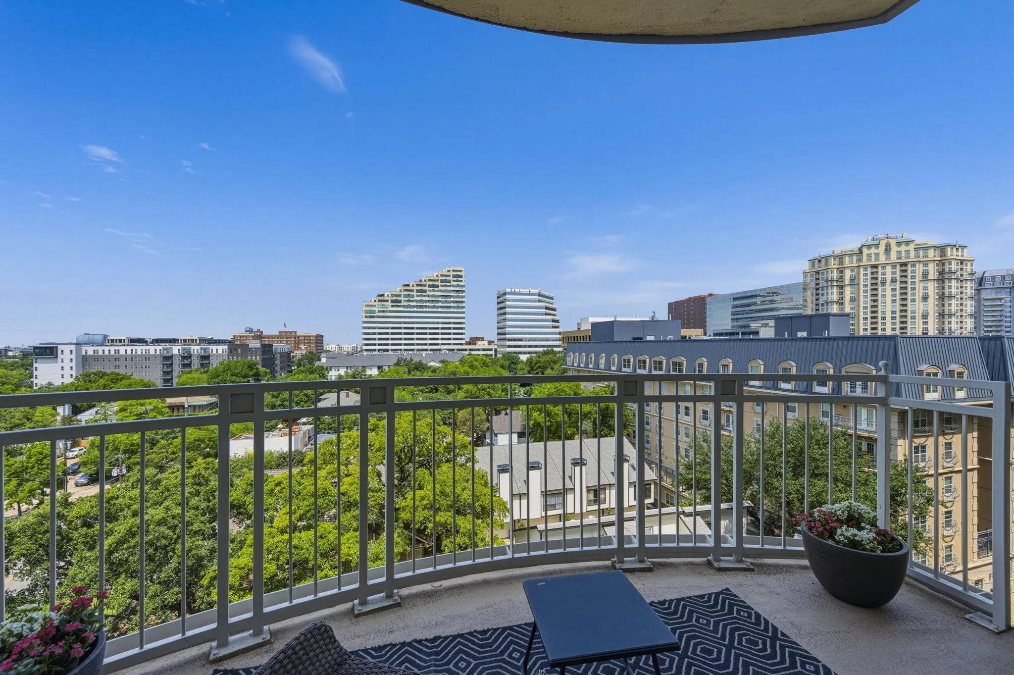 Condominium For Sale in Dallas County , 3225 Turtle Creek Boulevard 828, Dallas, Texas 75219, 1 Bedroom, 1 Bathroom, 1 Garage spaces, 832 Sqft, built in 1998, mls#21262936, Real Estate Agent in Dallas, Homes For Sale in Dallas county, Homes For Sale in Dallas, Realtor in Dallas Texas, Real Estate Brokerage Independent Realty Texas, Luminita Cordes Realtor