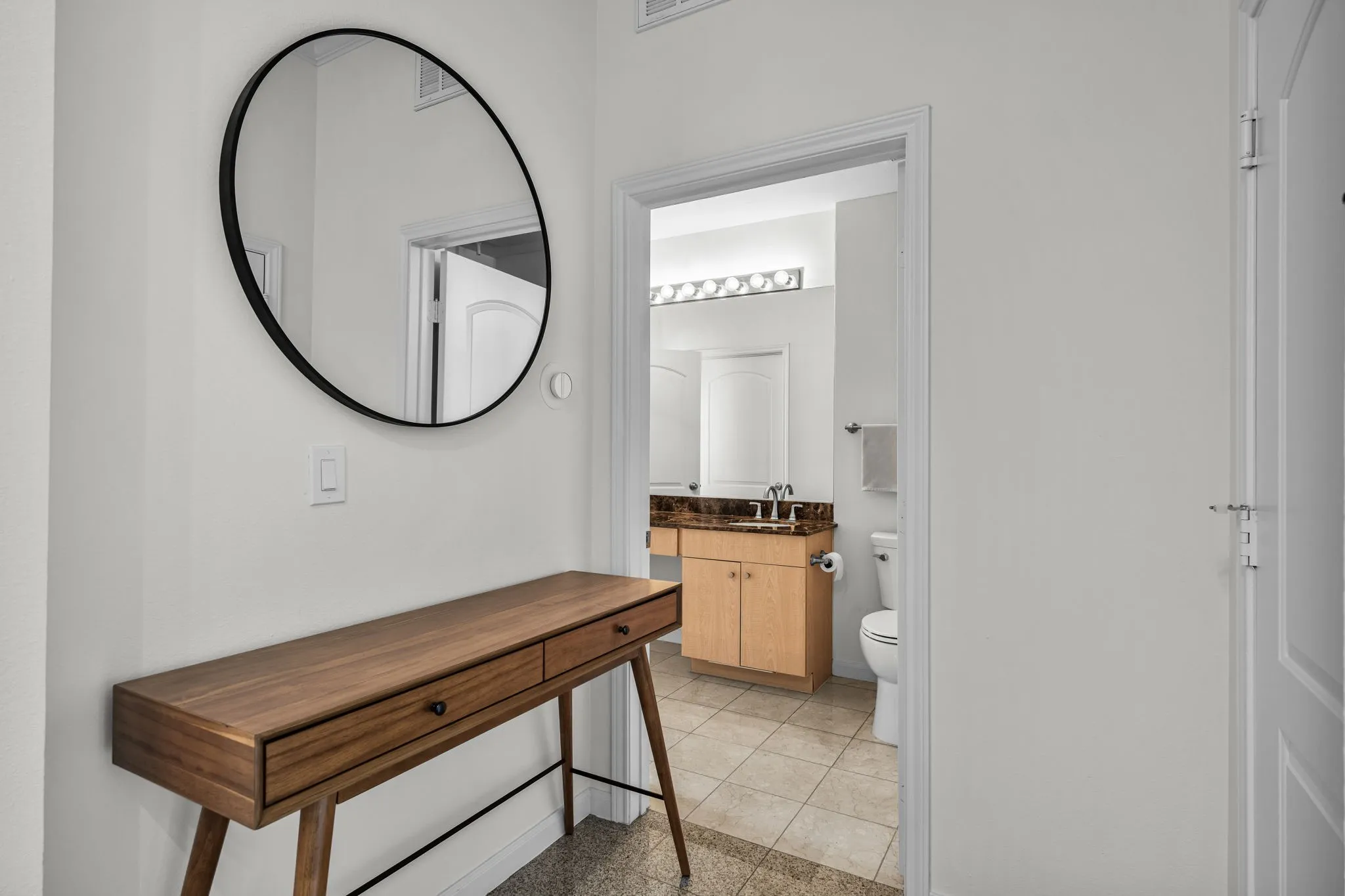Condominium For Sale in Dallas County , 3225 Turtle Creek Boulevard 828, Dallas, Texas 75219, 1 Bedroom, 1 Bathroom, 1 Garage spaces, 832 Sqft, built in 1998, mls#21262936, Real Estate Agent in Dallas, Homes For Sale in Dallas county, Homes For Sale in Dallas, Realtor in Dallas Texas, Real Estate Brokerage Independent Realty Texas, Luminita Cordes Realtor