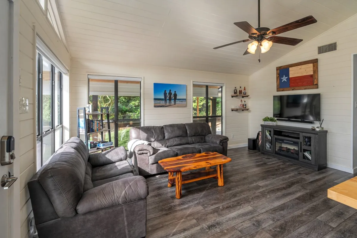 Single Family Residence For Sale in Henderson County , 1309 Utopia Court, Tool, Texas 75143, 2 Bedrooms, 1 Bathroom, Garage spaces, 816 Sqft, built in 1996, Price $374,500, mls#21266358, Real Estate Agent in Tool, Homes For Sale in Henderson county, Homes For Sale in Tool, Realtor in Tool Texas, Real Estate Brokerage Independent Realty Texas, Luminita Cordes Realtor