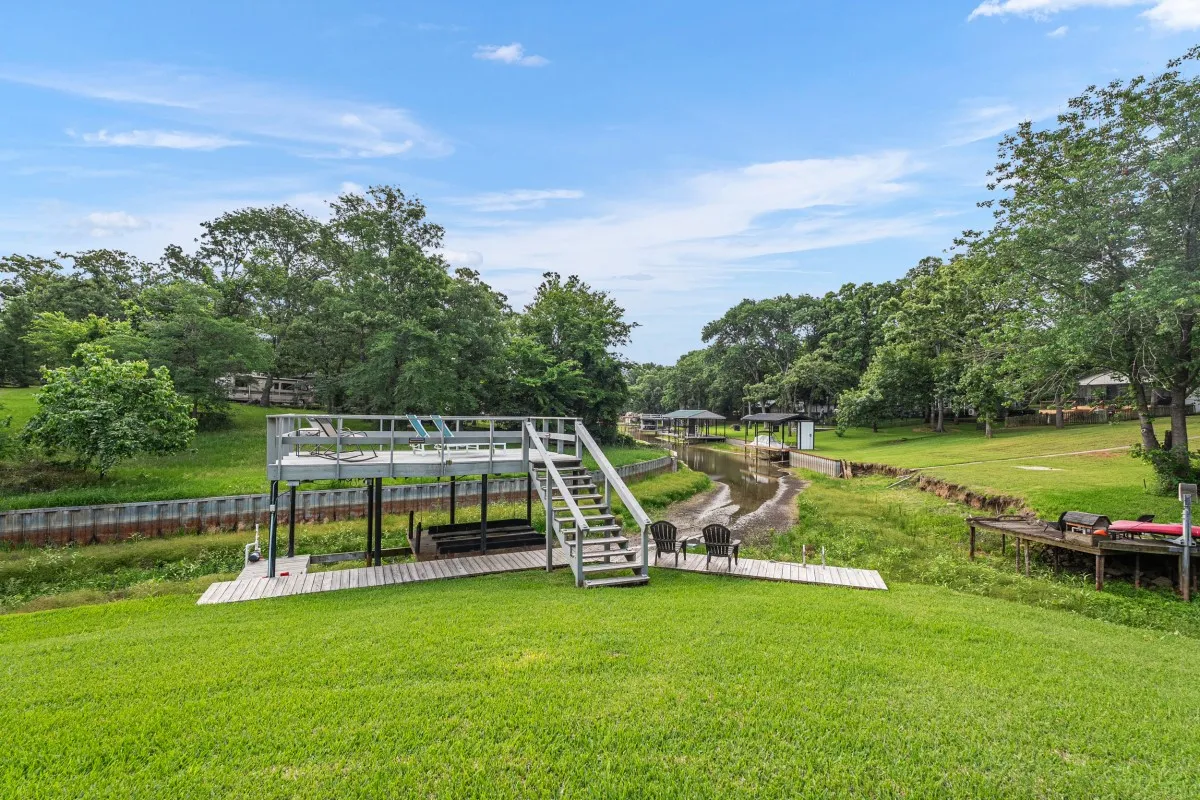 Single Family Residence For Sale in Henderson County , 1309 Utopia Court, Tool, Texas 75143, 2 Bedrooms, 1 Bathroom, Garage spaces, 816 Sqft, built in 1996, Price $374,500, mls#21266358, Real Estate Agent in Tool, Homes For Sale in Henderson county, Homes For Sale in Tool, Realtor in Tool Texas, Real Estate Brokerage Independent Realty Texas, Luminita Cordes Realtor