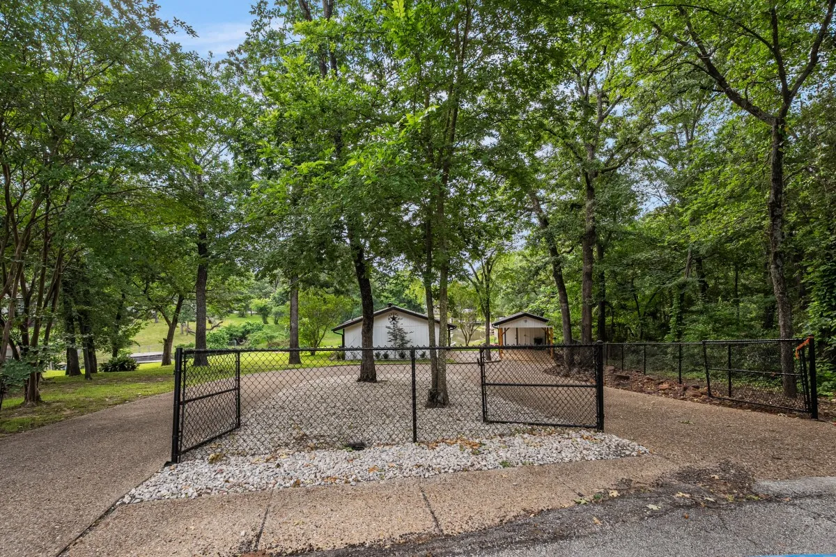 Single Family Residence For Sale in Henderson County , 1309 Utopia Court, Tool, Texas 75143, 2 Bedrooms, 1 Bathroom, Garage spaces, 816 Sqft, built in 1996, Price $374,500, mls#21266358, Real Estate Agent in Tool, Homes For Sale in Henderson county, Homes For Sale in Tool, Realtor in Tool Texas, Real Estate Brokerage Independent Realty Texas, Luminita Cordes Realtor