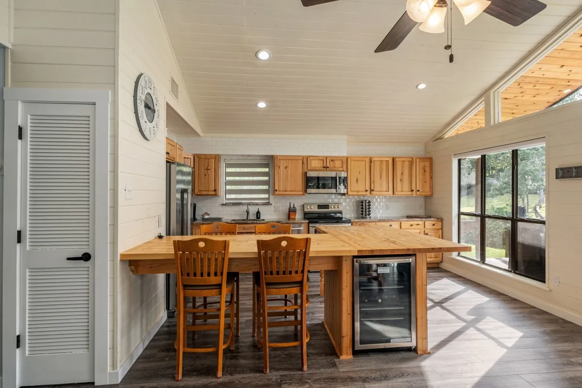 Single Family Residence For Sale in Henderson County , 1309 Utopia Court, Tool, Texas 75143, 2 Bedrooms, 1 Bathroom, Garage spaces, 816 Sqft, built in 1996, Price $374,500, mls#21266358, Real Estate Agent in Tool, Homes For Sale in Henderson county, Homes For Sale in Tool, Realtor in Tool Texas, Real Estate Brokerage Independent Realty Texas, Luminita Cordes Realtor