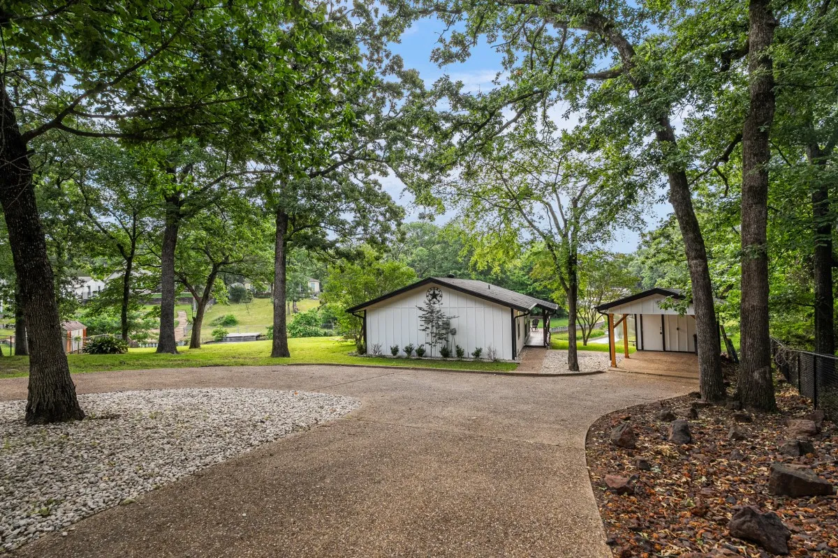 Single Family Residence For Sale in Henderson County , 1309 Utopia Court, Tool, Texas 75143, 2 Bedrooms, 1 Bathroom, Garage spaces, 816 Sqft, built in 1996, Price $374,500, mls#21266358, Real Estate Agent in Tool, Homes For Sale in Henderson county, Homes For Sale in Tool, Realtor in Tool Texas, Real Estate Brokerage Independent Realty Texas, Luminita Cordes Realtor