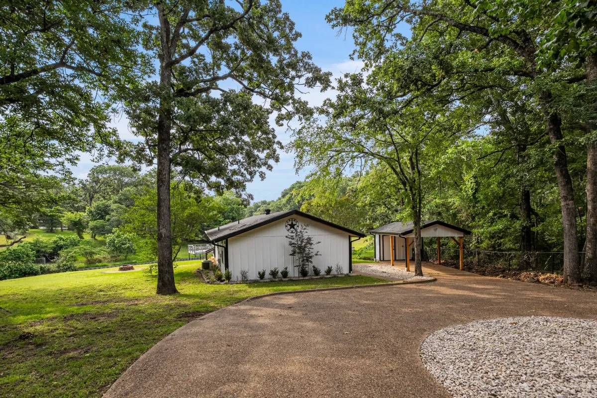 Single Family Residence For Sale in Henderson County , 1309 Utopia Court, Tool, Texas 75143, 2 Bedrooms, 1 Bathroom, Garage spaces, 816 Sqft, built in 1996, Price $374,500, mls#21266358, Real Estate Agent in Tool, Homes For Sale in Henderson county, Homes For Sale in Tool, Realtor in Tool Texas, Real Estate Brokerage Independent Realty Texas, Luminita Cordes Realtor