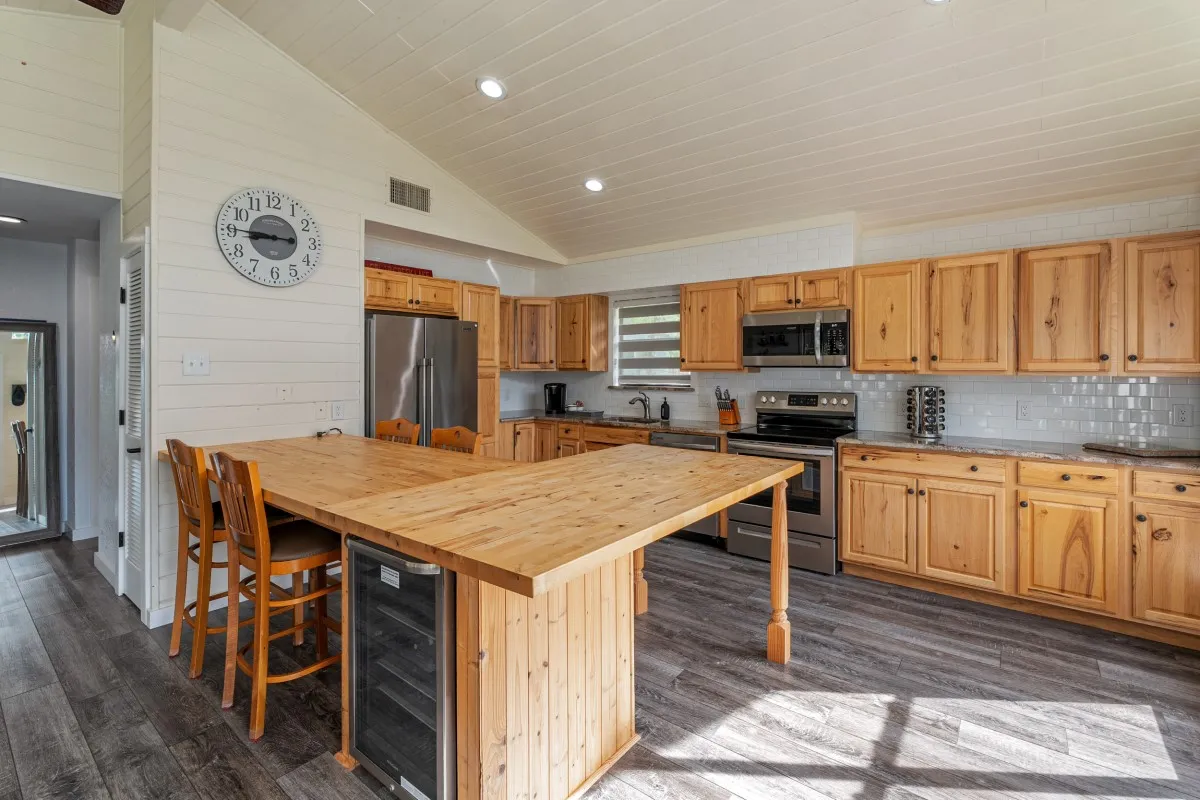 Single Family Residence For Sale in Henderson County , 1309 Utopia Court, Tool, Texas 75143, 2 Bedrooms, 1 Bathroom, Garage spaces, 816 Sqft, built in 1996, Price $374,500, mls#21266358, Real Estate Agent in Tool, Homes For Sale in Henderson county, Homes For Sale in Tool, Realtor in Tool Texas, Real Estate Brokerage Independent Realty Texas, Luminita Cordes Realtor