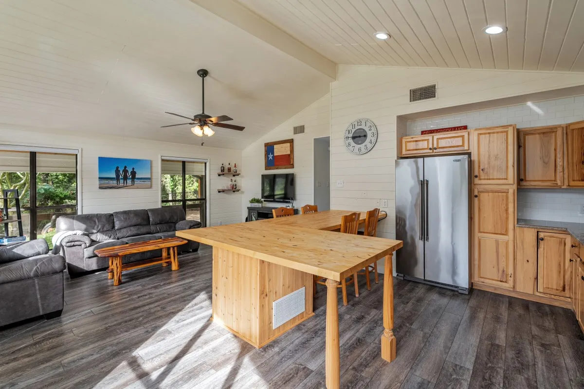 Single Family Residence For Sale in Henderson County , 1309 Utopia Court, Tool, Texas 75143, 2 Bedrooms, 1 Bathroom, Garage spaces, 816 Sqft, built in 1996, Price $374,500, mls#21266358, Real Estate Agent in Tool, Homes For Sale in Henderson county, Homes For Sale in Tool, Realtor in Tool Texas, Real Estate Brokerage Independent Realty Texas, Luminita Cordes Realtor