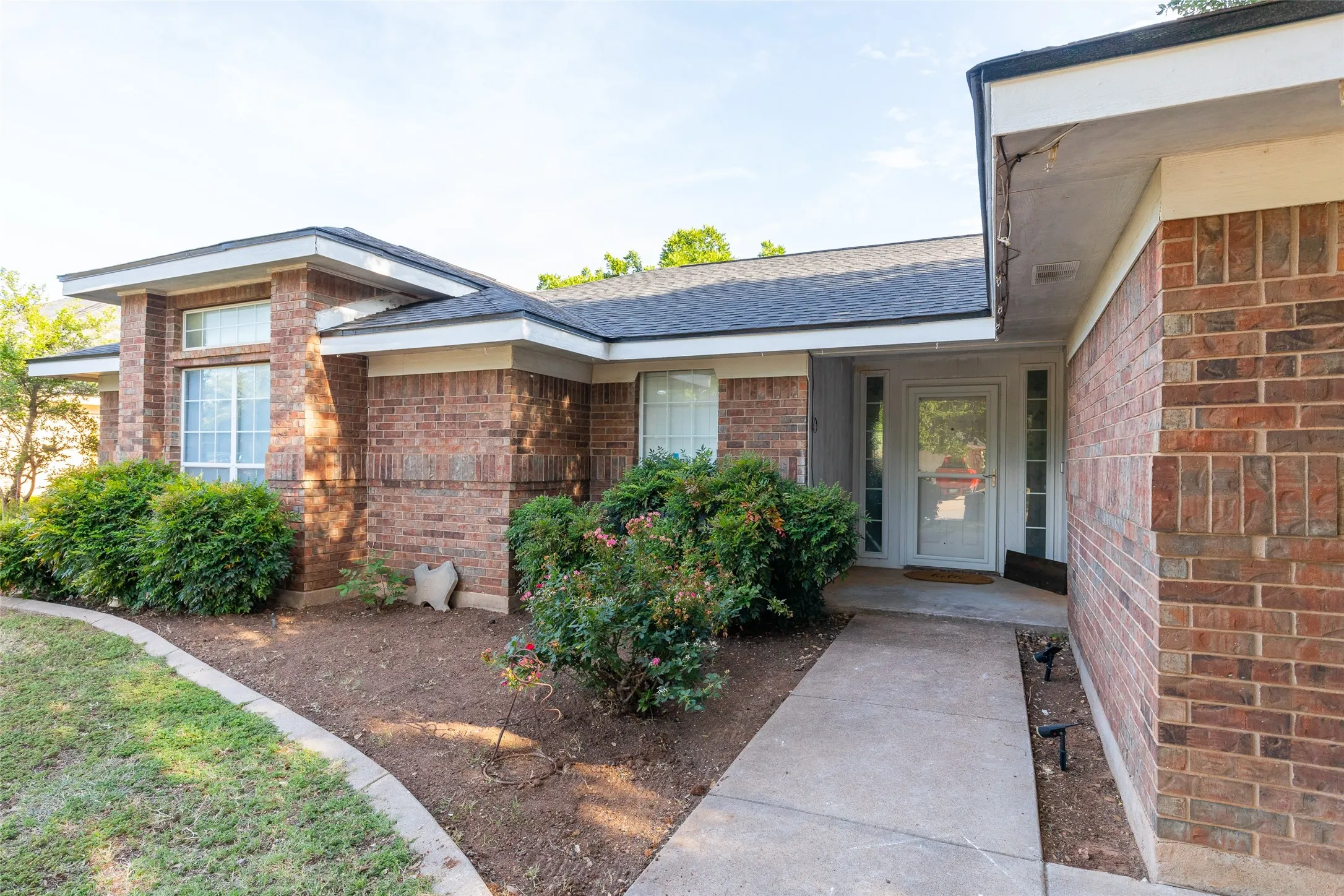Single Family Residence For Sale in Taylor County , 5217 Western Plains Avenue, Abilene, Texas 79606, 4 Bedroom, 2 Bathroom, 2 Garage spaces, 1,883 Sqft, built in 1992, mls#21260914, Real Estate Agent in Abilene, Homes For Sale in Taylor county, Homes For Sale in Abilene, Realtor in Abilene Texas, Real Estate Brokerage Independent Realty Texas, Luminita Cordes Realtor