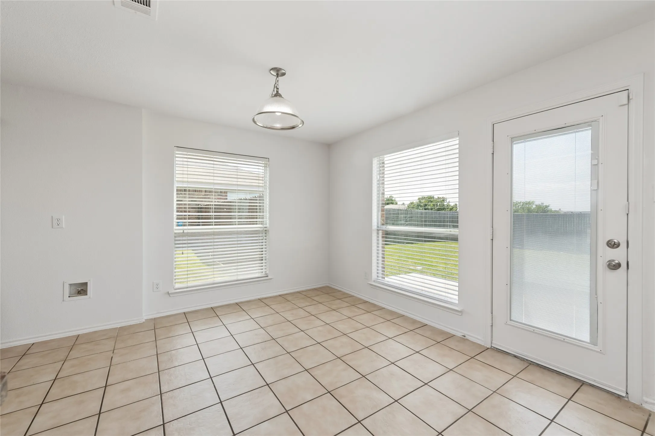 Single Family Residence For Sale in Kaufman County , 617 Marlee Drive, Forney, Texas 75126, 4 Bedroom, 3 Bathroom, 2 Garage spaces, 2,652 Sqft, built in 2006, mls#21181215, Real Estate Agent in Forney, Homes For Sale in Kaufman county, Homes For Sale in Forney, Realtor in Forney Texas, Real Estate Brokerage Independent Realty Texas, Luminita Cordes Realtor