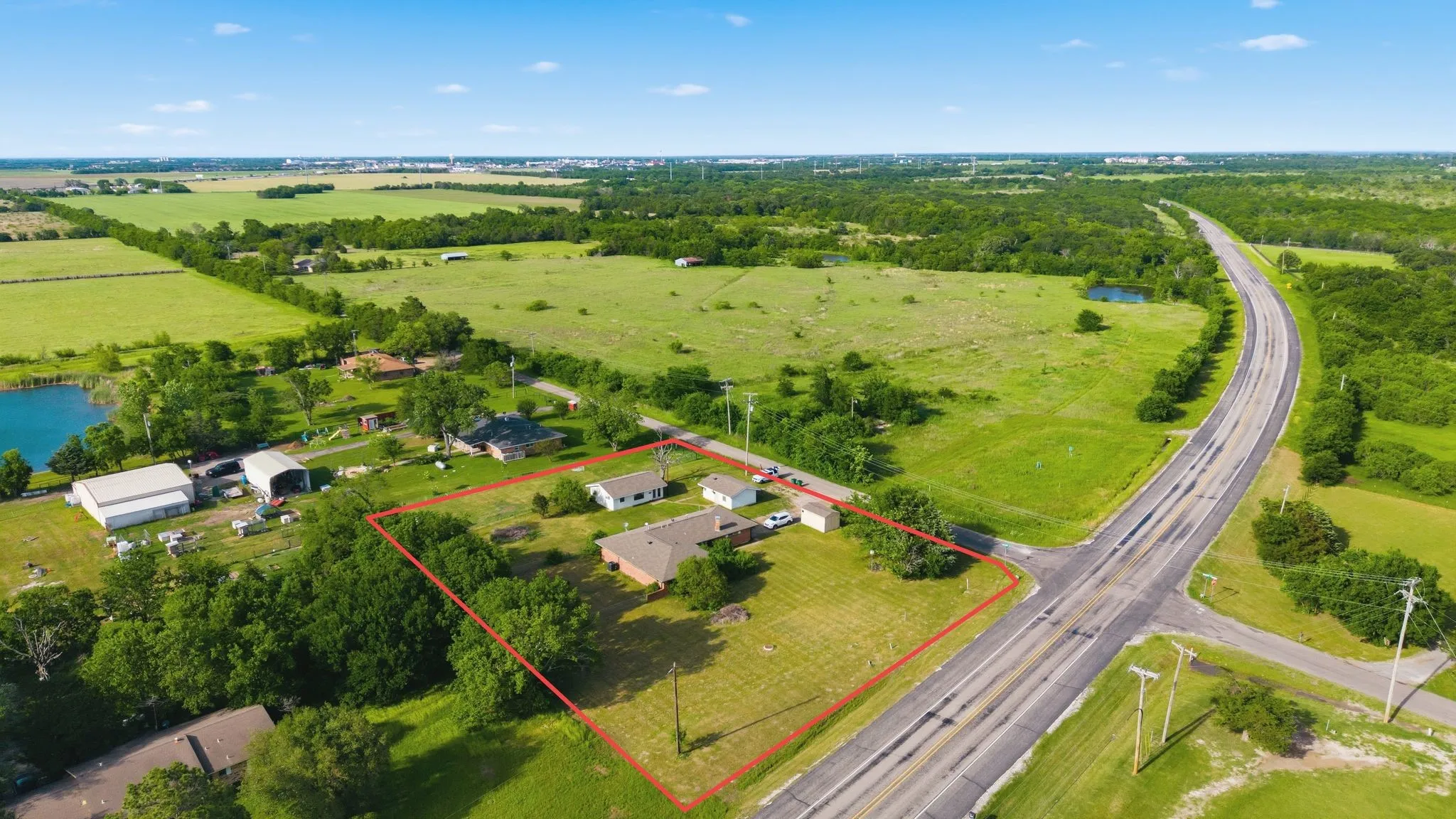 Single Family Residence For Sale in Hunt County , 11800 Hallmark Street, Greenville, Texas 75402, 4 Bedroom, 2 Bathroom, Garage spaces, 2,319 Sqft, built in 1980, mls#21262957, Real Estate Agent in Greenville, Homes For Sale in Hunt county, Homes For Sale in Greenville, Realtor in Greenville Texas, Real Estate Brokerage Independent Realty Texas, Luminita Cordes Realtor