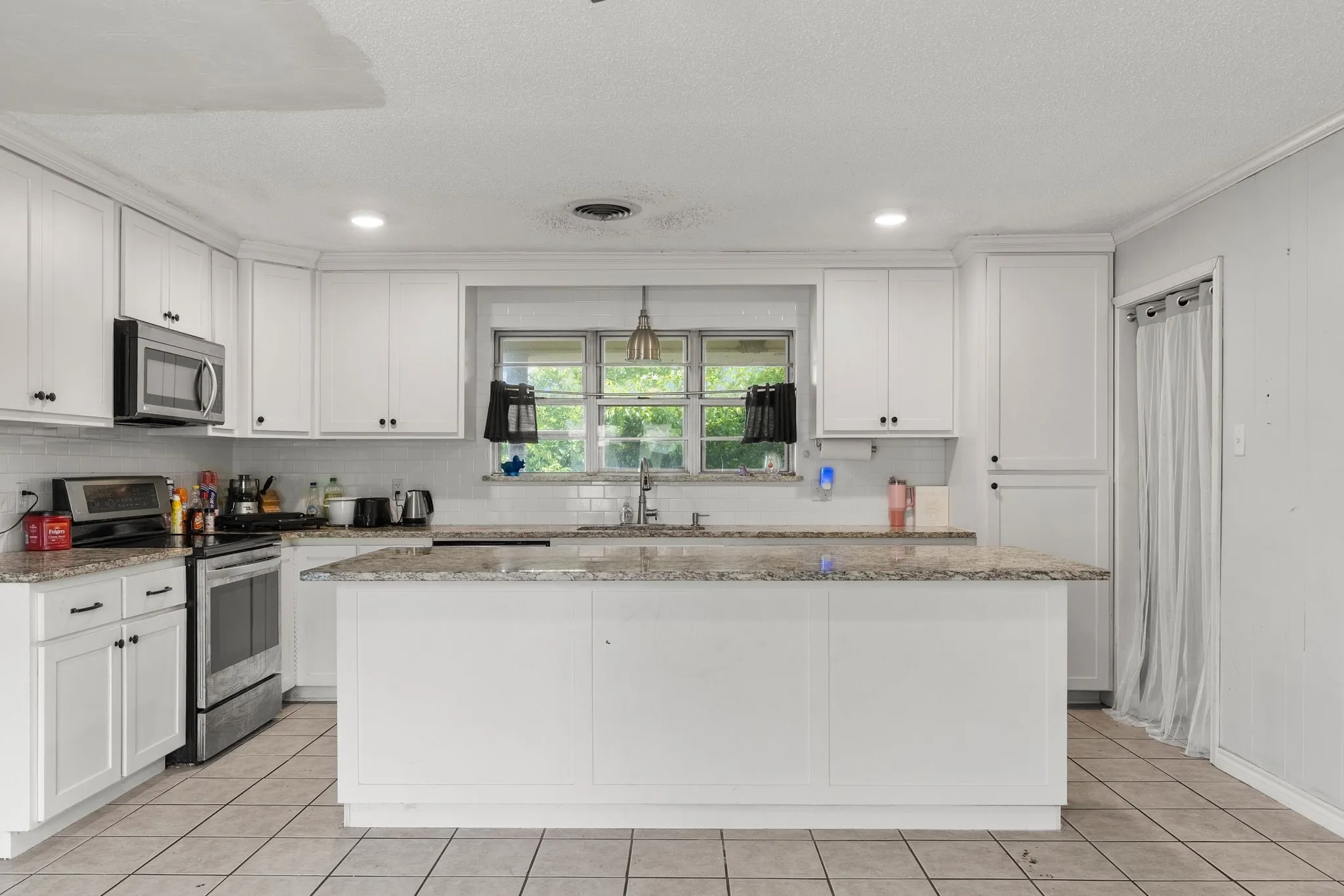 Single Family Residence For Sale in Hunt County , 11800 Hallmark Street, Greenville, Texas 75402, 4 Bedroom, 2 Bathroom, Garage spaces, 2,319 Sqft, built in 1980, mls#21262957, Real Estate Agent in Greenville, Homes For Sale in Hunt county, Homes For Sale in Greenville, Realtor in Greenville Texas, Real Estate Brokerage Independent Realty Texas, Luminita Cordes Realtor
