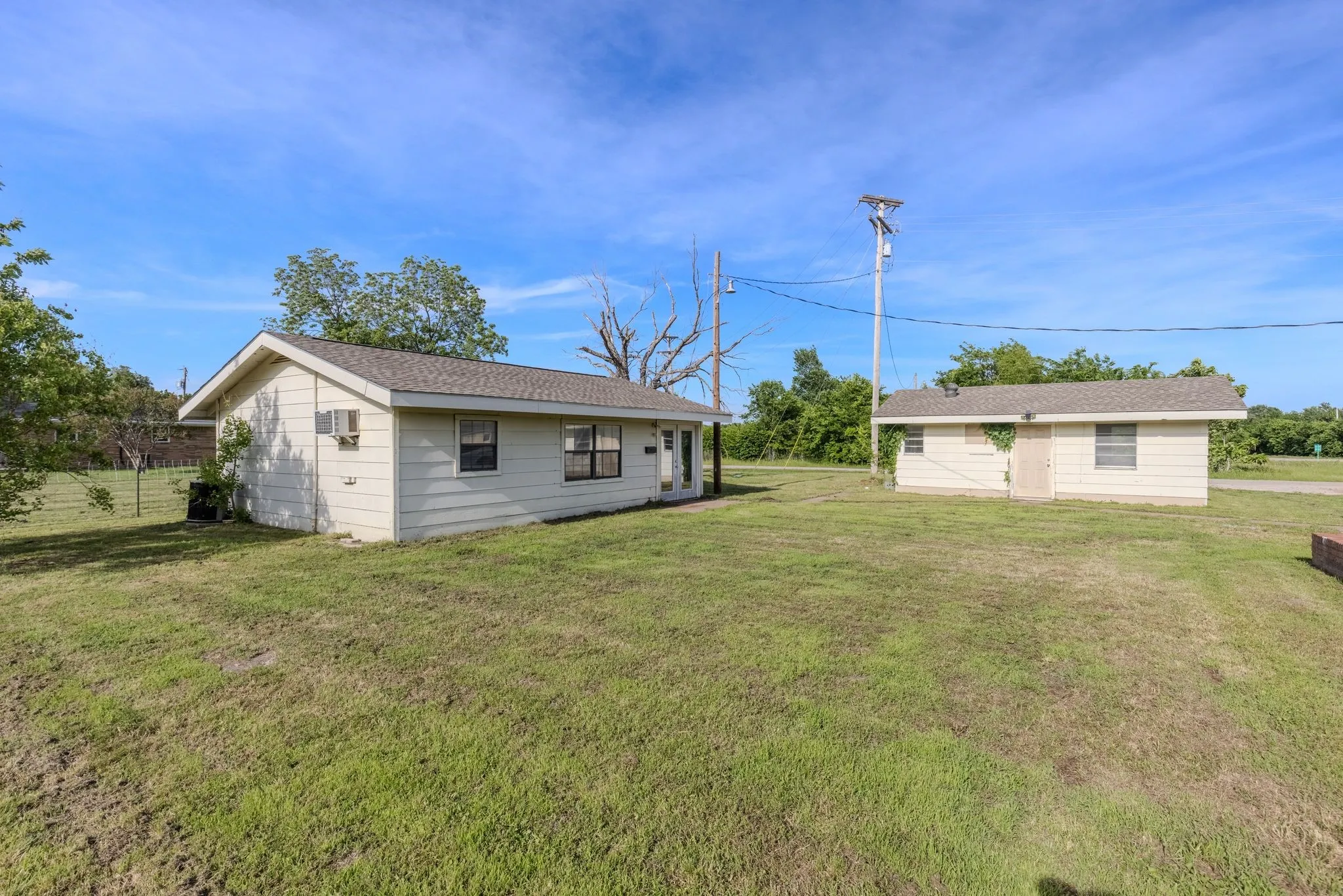 Single Family Residence For Sale in Hunt County , 11800 Hallmark Street, Greenville, Texas 75402, 4 Bedroom, 2 Bathroom, Garage spaces, 2,319 Sqft, built in 1980, mls#21262957, Real Estate Agent in Greenville, Homes For Sale in Hunt county, Homes For Sale in Greenville, Realtor in Greenville Texas, Real Estate Brokerage Independent Realty Texas, Luminita Cordes Realtor