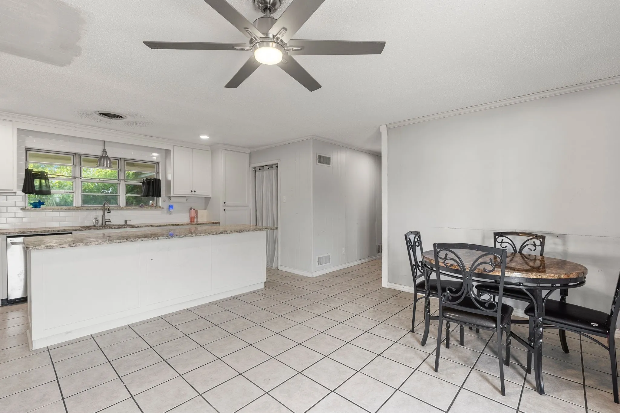 Single Family Residence For Sale in Hunt County , 11800 Hallmark Street, Greenville, Texas 75402, 4 Bedroom, 2 Bathroom, Garage spaces, 2,319 Sqft, built in 1980, mls#21262957, Real Estate Agent in Greenville, Homes For Sale in Hunt county, Homes For Sale in Greenville, Realtor in Greenville Texas, Real Estate Brokerage Independent Realty Texas, Luminita Cordes Realtor