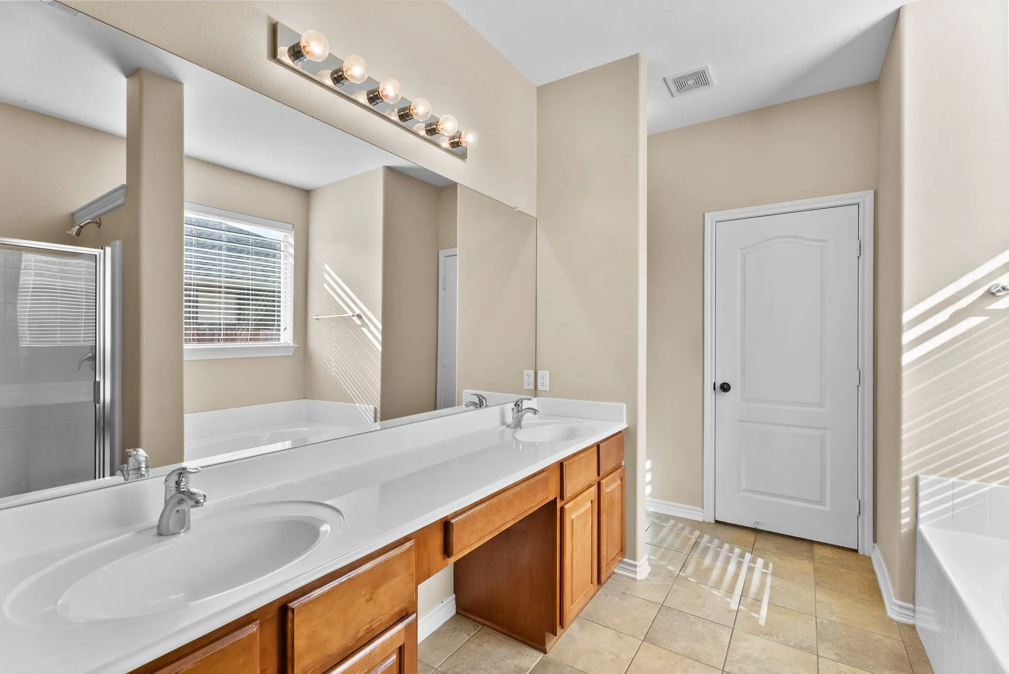 Single Family Residence For Sale in Smith County , 6679 Lacebark Circle, Tyler, Texas 75703, 5 Bedroom, 4 Bathroom, 2 Garage spaces, 2,905 Sqft, built in 2008, mls#21266444, Real Estate Agent in Tyler, Homes For Sale in Smith county, Homes For Sale in Tyler, Realtor in Tyler Texas, Real Estate Brokerage Independent Realty Texas, Luminita Cordes Realtor