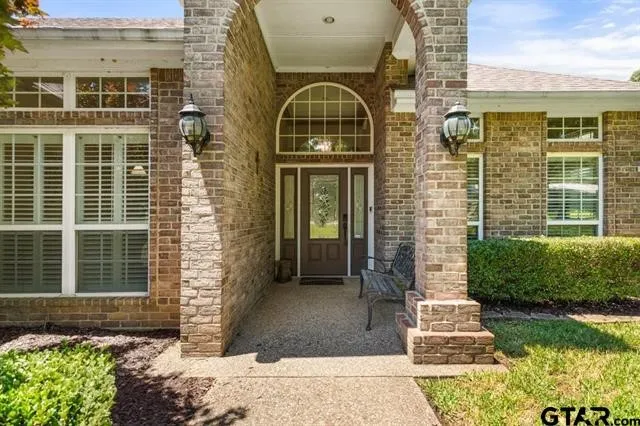 Single Family Residence For Sale in Henderson County , 3522 S Island Drive, Chandler, Texas 75758, 3 Bedrooms, 2 Bathrooms, 2 Garage spaces, 1,949 Sqft, built in 1996, Price $799,000, mls#21266480, Real Estate Agent in Chandler, Homes For Sale in Henderson county, Homes For Sale in Chandler, Realtor in Chandler Texas, Real Estate Brokerage Independent Realty Texas, Luminita Cordes Realtor