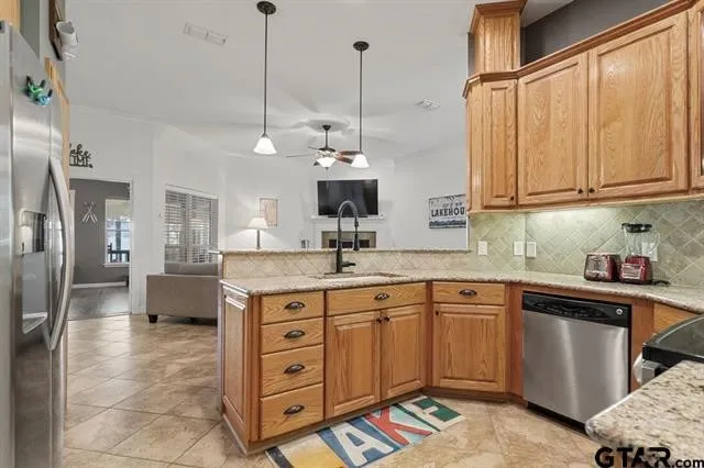 Single Family Residence For Sale in Henderson County , 3522 S Island Drive, Chandler, Texas 75758, 3 Bedrooms, 2 Bathrooms, 2 Garage spaces, 1,949 Sqft, built in 1996, Price $799,000, mls#21266480, Real Estate Agent in Chandler, Homes For Sale in Henderson county, Homes For Sale in Chandler, Realtor in Chandler Texas, Real Estate Brokerage Independent Realty Texas, Luminita Cordes Realtor
