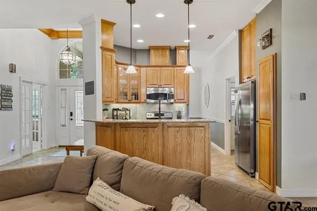 Single Family Residence For Sale in Henderson County , 3522 S Island Drive, Chandler, Texas 75758, 3 Bedrooms, 2 Bathrooms, 2 Garage spaces, 1,949 Sqft, built in 1996, Price $799,000, mls#21266480, Real Estate Agent in Chandler, Homes For Sale in Henderson county, Homes For Sale in Chandler, Realtor in Chandler Texas, Real Estate Brokerage Independent Realty Texas, Luminita Cordes Realtor