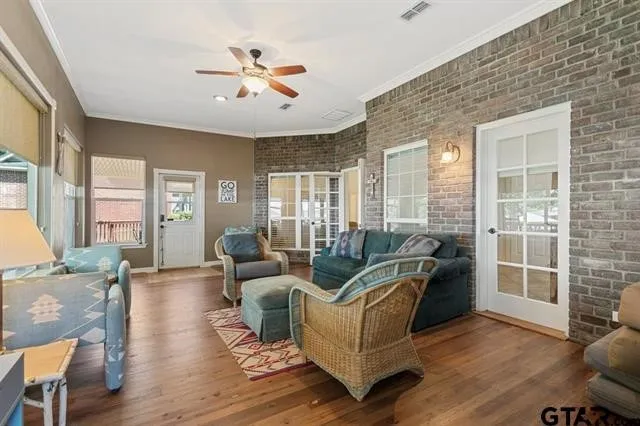 Single Family Residence For Sale in Henderson County , 3522 S Island Drive, Chandler, Texas 75758, 3 Bedrooms, 2 Bathrooms, 2 Garage spaces, 1,949 Sqft, built in 1996, Price $799,000, mls#21266480, Real Estate Agent in Chandler, Homes For Sale in Henderson county, Homes For Sale in Chandler, Realtor in Chandler Texas, Real Estate Brokerage Independent Realty Texas, Luminita Cordes Realtor