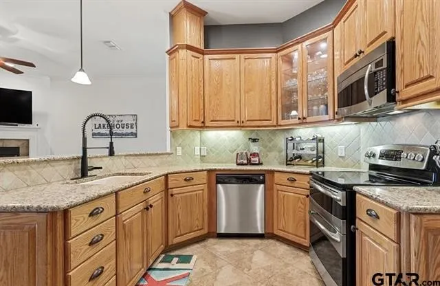 Single Family Residence For Sale in Henderson County , 3522 S Island Drive, Chandler, Texas 75758, 3 Bedrooms, 2 Bathrooms, 2 Garage spaces, 1,949 Sqft, built in 1996, Price $799,000, mls#21266480, Real Estate Agent in Chandler, Homes For Sale in Henderson county, Homes For Sale in Chandler, Realtor in Chandler Texas, Real Estate Brokerage Independent Realty Texas, Luminita Cordes Realtor