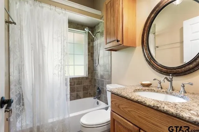 Single Family Residence For Sale in Henderson County , 3522 S Island Drive, Chandler, Texas 75758, 3 Bedrooms, 2 Bathrooms, 2 Garage spaces, 1,949 Sqft, built in 1996, Price $799,000, mls#21266480, Real Estate Agent in Chandler, Homes For Sale in Henderson county, Homes For Sale in Chandler, Realtor in Chandler Texas, Real Estate Brokerage Independent Realty Texas, Luminita Cordes Realtor
