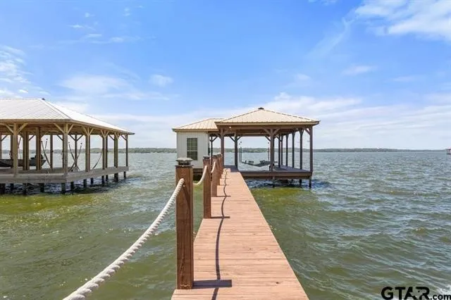 Single Family Residence For Sale in Henderson County , 3522 S Island Drive, Chandler, Texas 75758, 3 Bedrooms, 2 Bathrooms, 2 Garage spaces, 1,949 Sqft, built in 1996, Price $799,000, mls#21266480, Real Estate Agent in Chandler, Homes For Sale in Henderson county, Homes For Sale in Chandler, Realtor in Chandler Texas, Real Estate Brokerage Independent Realty Texas, Luminita Cordes Realtor