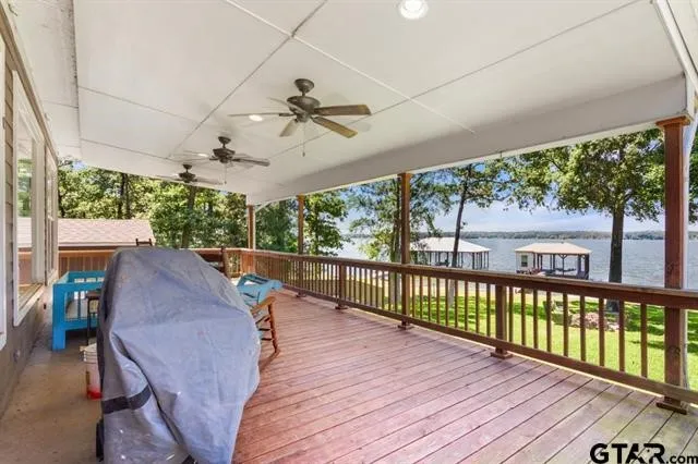Single Family Residence For Sale in Henderson County , 3522 S Island Drive, Chandler, Texas 75758, 3 Bedrooms, 2 Bathrooms, 2 Garage spaces, 1,949 Sqft, built in 1996, Price $799,000, mls#21266480, Real Estate Agent in Chandler, Homes For Sale in Henderson county, Homes For Sale in Chandler, Realtor in Chandler Texas, Real Estate Brokerage Independent Realty Texas, Luminita Cordes Realtor