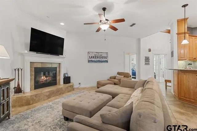 Single Family Residence For Sale in Henderson County , 3522 S Island Drive, Chandler, Texas 75758, 3 Bedrooms, 2 Bathrooms, 2 Garage spaces, 1,949 Sqft, built in 1996, Price $799,000, mls#21266480, Real Estate Agent in Chandler, Homes For Sale in Henderson county, Homes For Sale in Chandler, Realtor in Chandler Texas, Real Estate Brokerage Independent Realty Texas, Luminita Cordes Realtor
