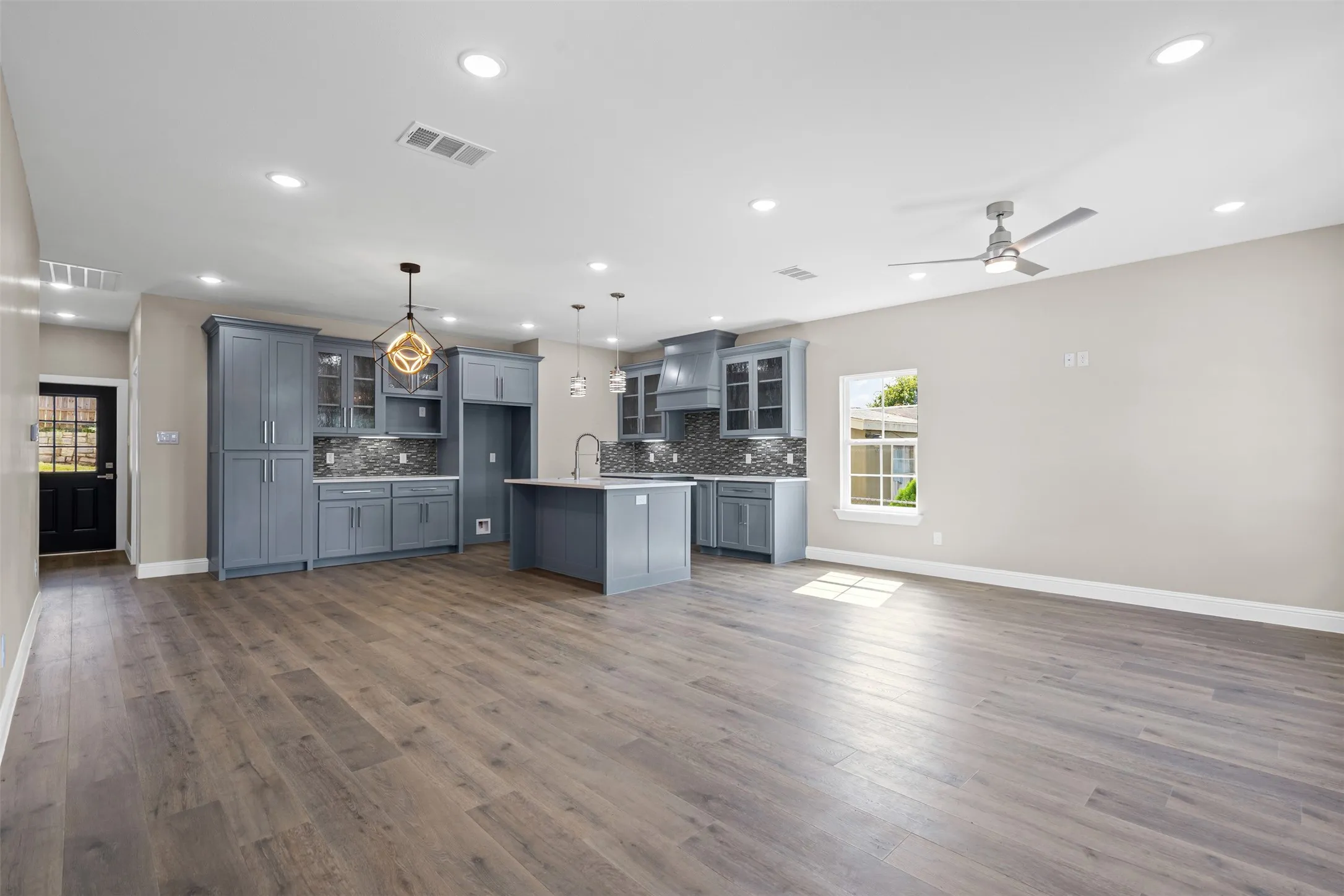 Single Family Residence For Sale in Hood County , 913 Pease River Drive, Granbury, Texas 76048, 3 Bedroom, 2 Bathroom, 1 Garage spaces, 1,369 Sqft, built in 2024, mls#21259448, Real Estate Agent in Granbury, Homes For Sale in Hood county, Homes For Sale in Granbury, Realtor in Granbury Texas, Real Estate Brokerage Independent Realty Texas, Luminita Cordes Realtor