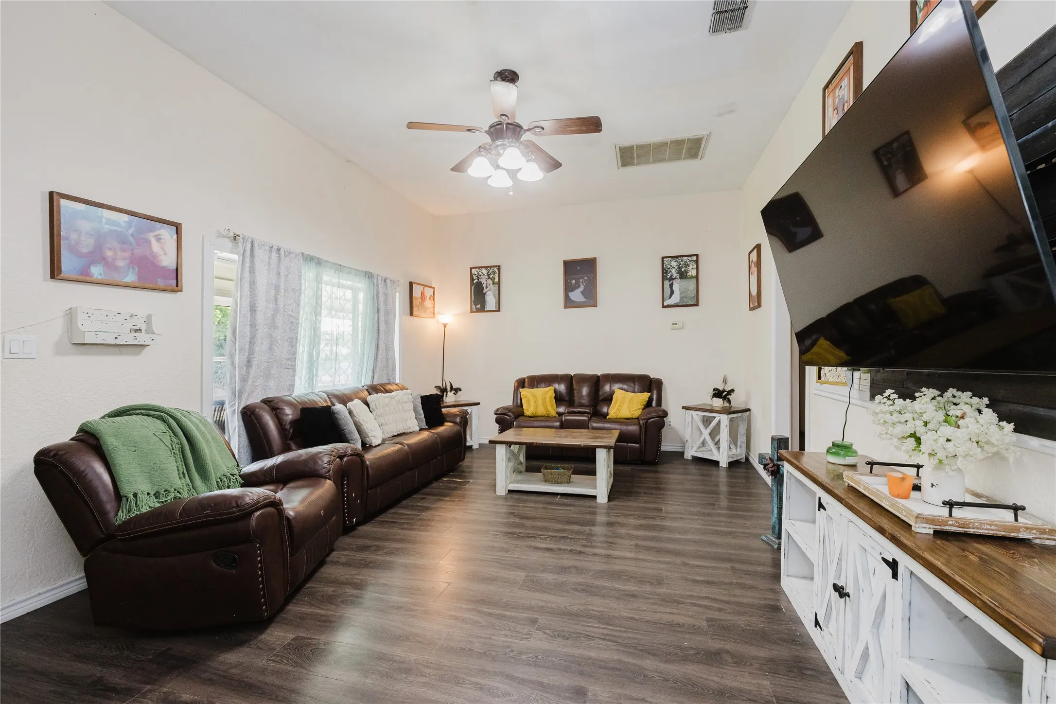 Single Family Residence For Sale in Eastland County , 201 E Plummer Street, Eastland, Texas 76448, 4 Bedroom, 2 Bathroom, 2 Garage spaces, 2,617 Sqft, built in 1920, mls#21266458, Real Estate Agent in Eastland, Homes For Sale in Eastland county, Homes For Sale in Eastland, Realtor in Eastland Texas, Real Estate Brokerage Independent Realty Texas, Luminita Cordes Realtor