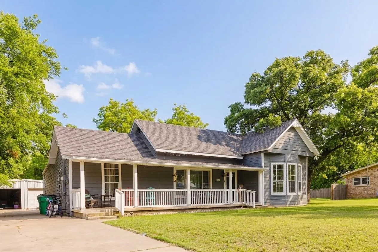 Single Family Residence For Sale in Eastland County , 201 E Plummer Street, Eastland, Texas 76448, 4 Bedroom, 2 Bathroom, 2 Garage spaces, 2,617 Sqft, built in 1920, mls#21266458, Real Estate Agent in Eastland, Homes For Sale in Eastland county, Homes For Sale in Eastland, Realtor in Eastland Texas, Real Estate Brokerage Independent Realty Texas, Luminita Cordes Realtor