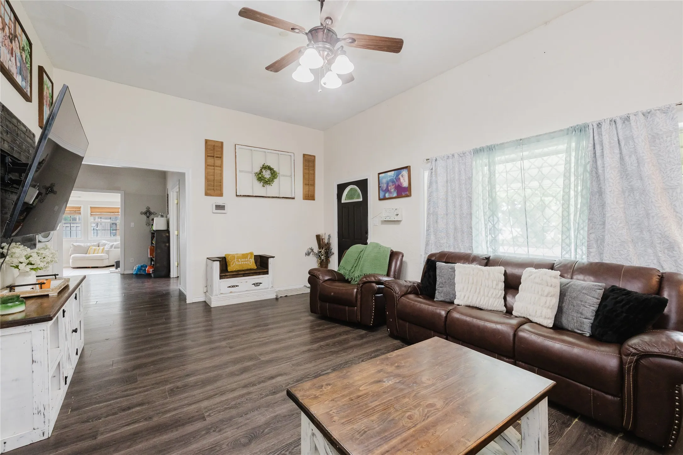 Single Family Residence For Sale in Eastland County , 201 E Plummer Street, Eastland, Texas 76448, 4 Bedroom, 2 Bathroom, 2 Garage spaces, 2,617 Sqft, built in 1920, mls#21266458, Real Estate Agent in Eastland, Homes For Sale in Eastland county, Homes For Sale in Eastland, Realtor in Eastland Texas, Real Estate Brokerage Independent Realty Texas, Luminita Cordes Realtor