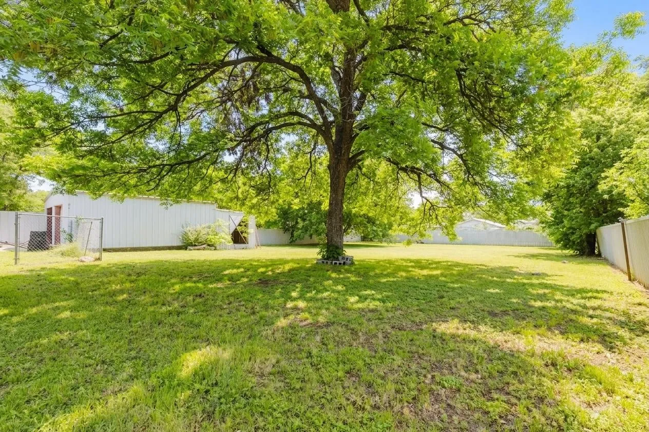 Single Family Residence For Sale in Eastland County , 201 E Plummer Street, Eastland, Texas 76448, 4 Bedroom, 2 Bathroom, 2 Garage spaces, 2,617 Sqft, built in 1920, mls#21266458, Real Estate Agent in Eastland, Homes For Sale in Eastland county, Homes For Sale in Eastland, Realtor in Eastland Texas, Real Estate Brokerage Independent Realty Texas, Luminita Cordes Realtor