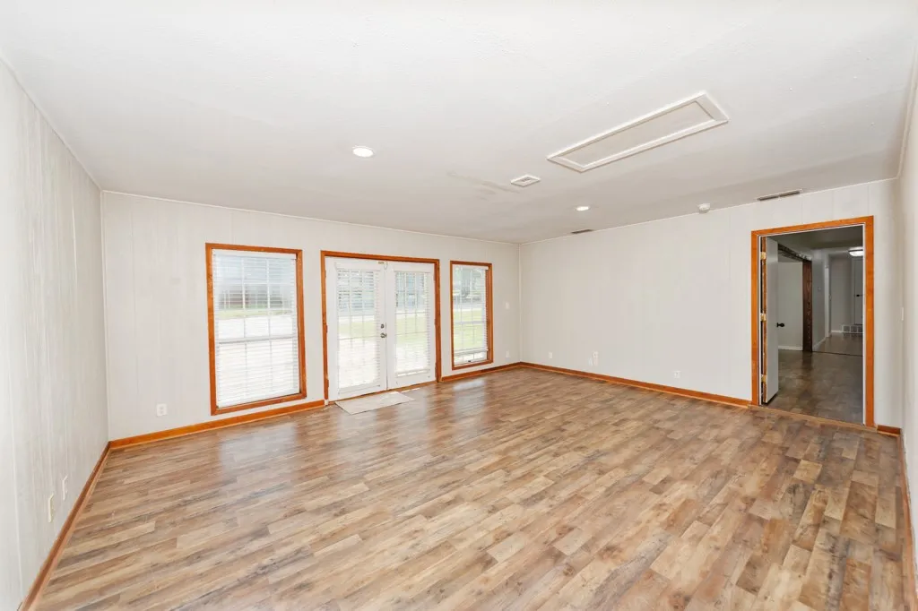 Single Family Residence For Sale in Montague County , 500 W London Street, Bowie, Texas 76230, 3 Bedroom, 2 Bathroom, Garage spaces, 1,972 Sqft, built in 1964, mls#21266527, Real Estate Agent in Bowie, Homes For Sale in Montague county, Homes For Sale in Bowie, Realtor in Bowie Texas, Real Estate Brokerage Independent Realty Texas, Luminita Cordes Realtor