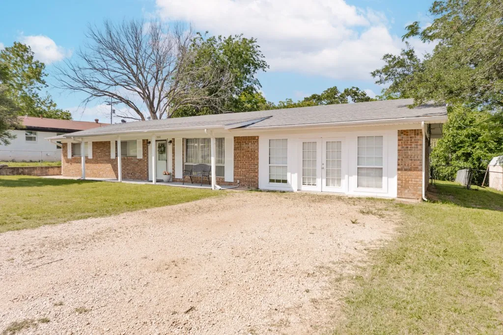 Single Family Residence For Sale in Montague County , 500 W London Street, Bowie, Texas 76230, 3 Bedroom, 2 Bathroom, Garage spaces, 1,972 Sqft, built in 1964, mls#21266527, Real Estate Agent in Bowie, Homes For Sale in Montague county, Homes For Sale in Bowie, Realtor in Bowie Texas, Real Estate Brokerage Independent Realty Texas, Luminita Cordes Realtor