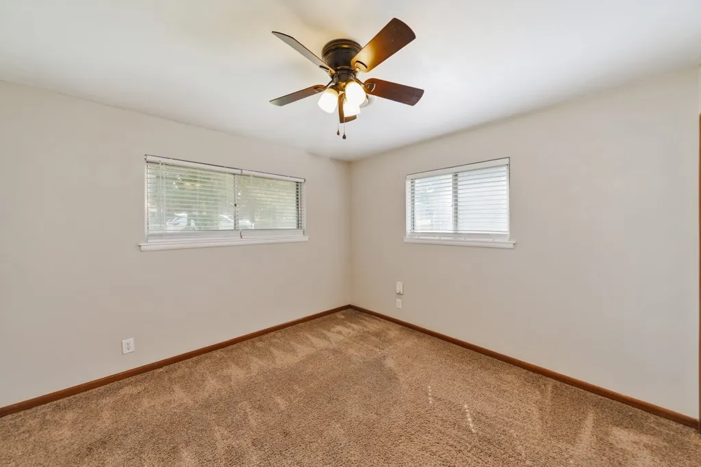 Single Family Residence For Sale in Montague County , 500 W London Street, Bowie, Texas 76230, 3 Bedroom, 2 Bathroom, Garage spaces, 1,972 Sqft, built in 1964, mls#21266527, Real Estate Agent in Bowie, Homes For Sale in Montague county, Homes For Sale in Bowie, Realtor in Bowie Texas, Real Estate Brokerage Independent Realty Texas, Luminita Cordes Realtor